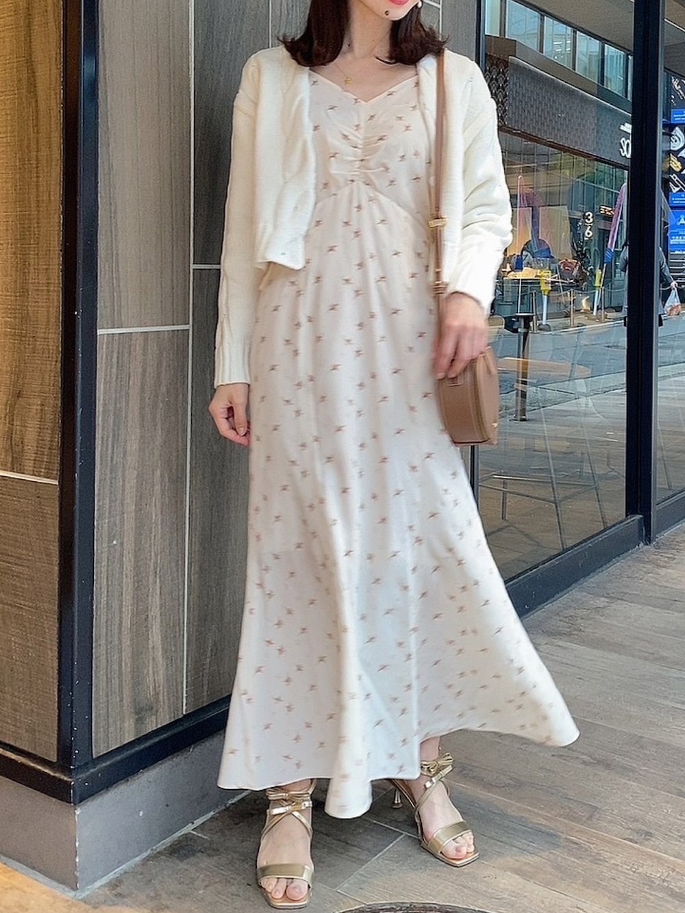 「春コーデ、オトナ女子、キャミワンピ、ワンピース、花柄、骨格ウェーブ、deicy、mecouture」｜「DEICYのＬｅ　ｂｏｕｔｏｎキャミワンピース（ワンピース、ホワイト系）」を使った、DEICYさん（レディース・160cm）の春コーディネートの1枚目の写真