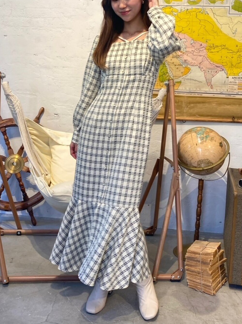 「お出かけコーデ、オトナ女子、大人コーデ、ワンピース、チェック、モノトーン、骨格ウェーブ、春コーデ、deicy、mecouture」｜「DEICYのチェックＪＱマーメイドワンピース（ワンピース、ホワイト系）」を使った、DEICYさん（レディース・160cm）の冬コーディネートの1枚目の写真