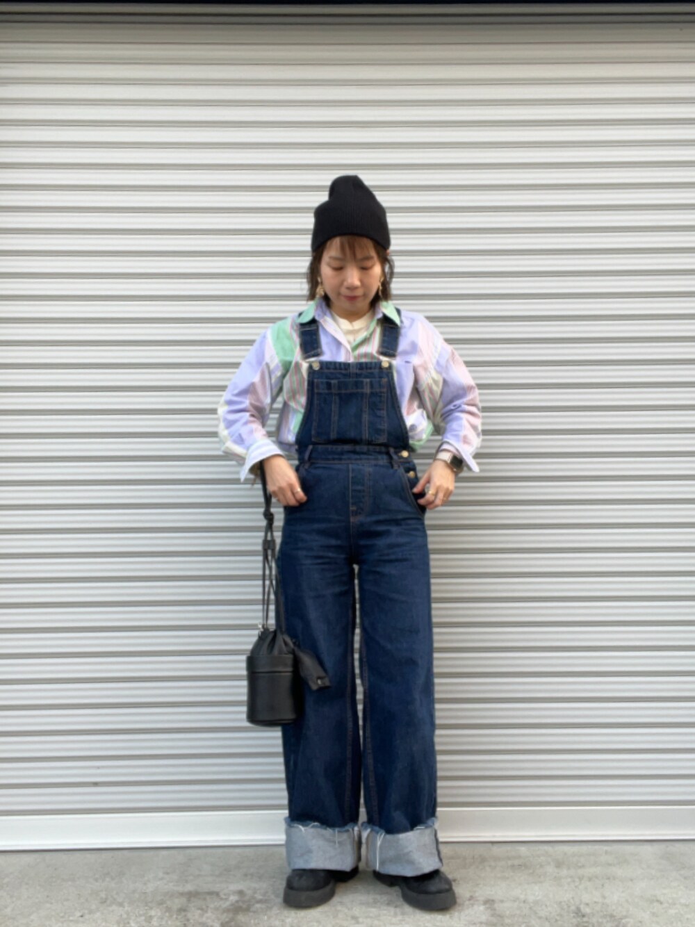 「パンツスタイル、大人かわいい、カジュアルコーデ、30代コーデ、30代ファッション、サロペット、いいね、save、フォローお願いします🤑、シャツ好き集まれ、きまわしコーデ」｜「ZARAのアイテム（サロペット/オーバーオール、ブルー系）」を使った、T.N.0322さん（レディース・154cm）の冬コーディネートの1枚目の写真