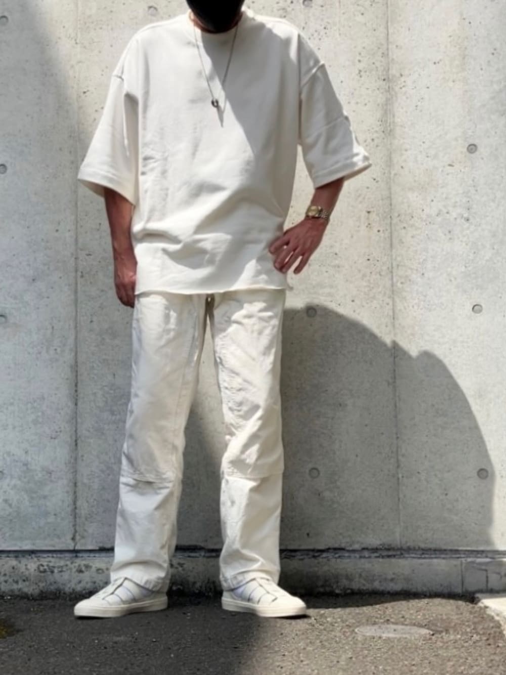 「PR、POLICE、THEPLATINUMSELECT、夏コーデ、大人カジュアル、JILSANDER、converse、UNIQLO、ROLEX、夏ファッション、休日コーデ、ワントーンコーデ、ホワイトコーデ、ポリス、アダルトおカワたん部」｜「POLICEの【POLICE】ポリス OTEMANU ネックレス（ネックレス、ブラック系）」を使った、イーサン・ハントさん（メンズ・181cm）の夏コーディネートの1枚目の写真