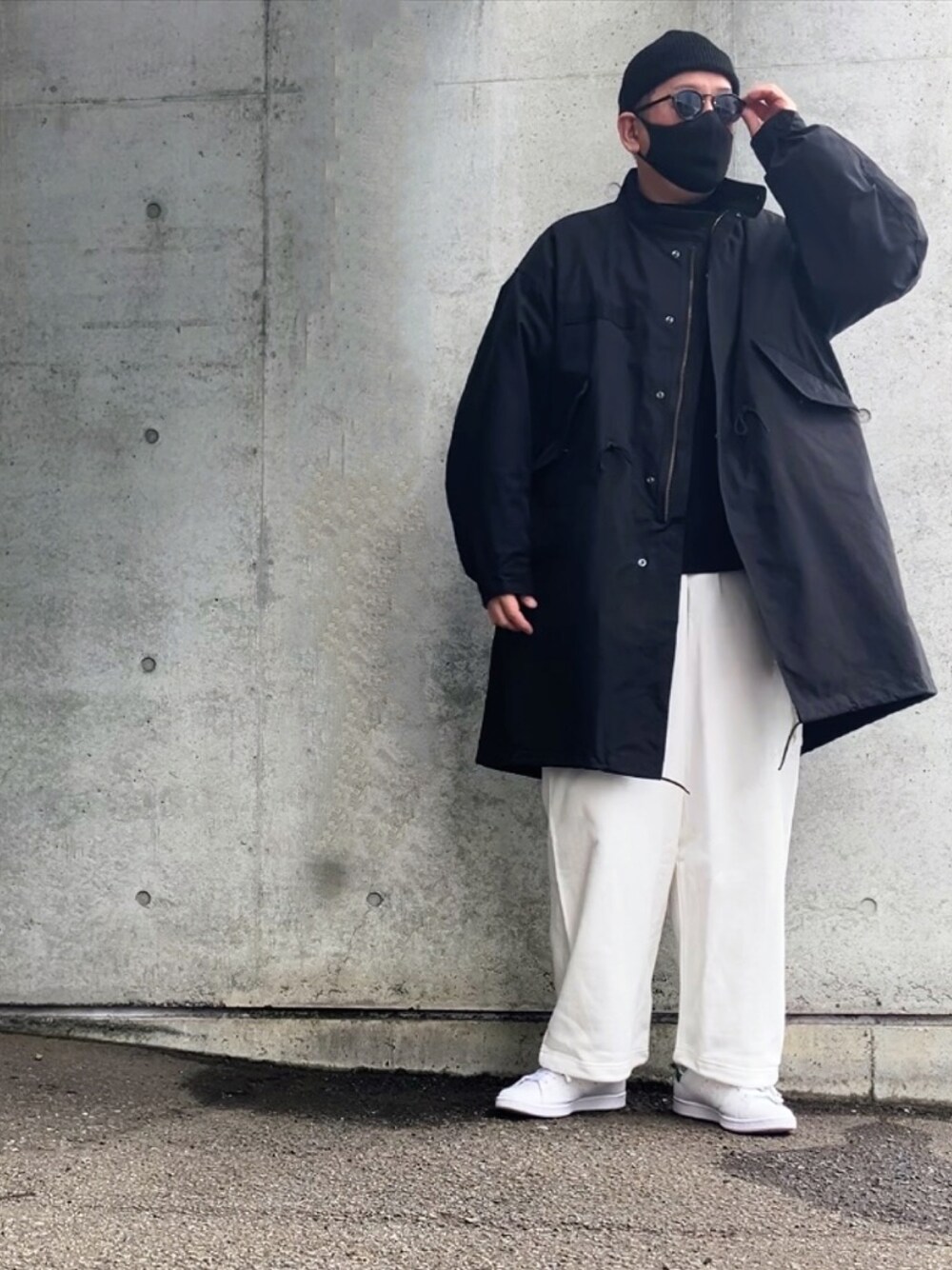 「M-65、M65、モッズコート、ミリタリー、シンプルコーデ、シンプル、モノトーン、モノトーンコーデ、休日スタイル、オトナカジュアル、ワイドパンツ、スニーカーコーデ、ビッグシルエット、リラックススタイル、アダルトおカワたん部」｜「BROOKS BROTHERSのラムズウール リブニットキャップ（ニットキャップ/ビーニー、ブラック系）」を使った、イーサン・ハントさん（メンズ・181cm）の冬コーディネートの1枚目の写真