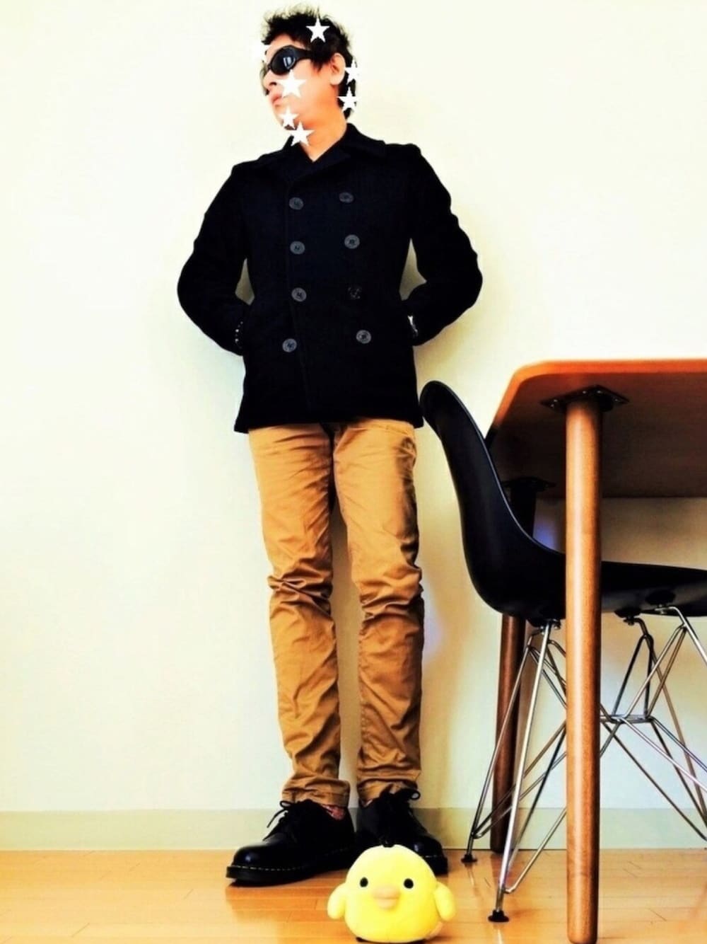 ブルー系のピーコート、ブラック系のブーツ、ブルー系のニット/セーターを着用したメンズの冬コーディネートの1枚目の写真