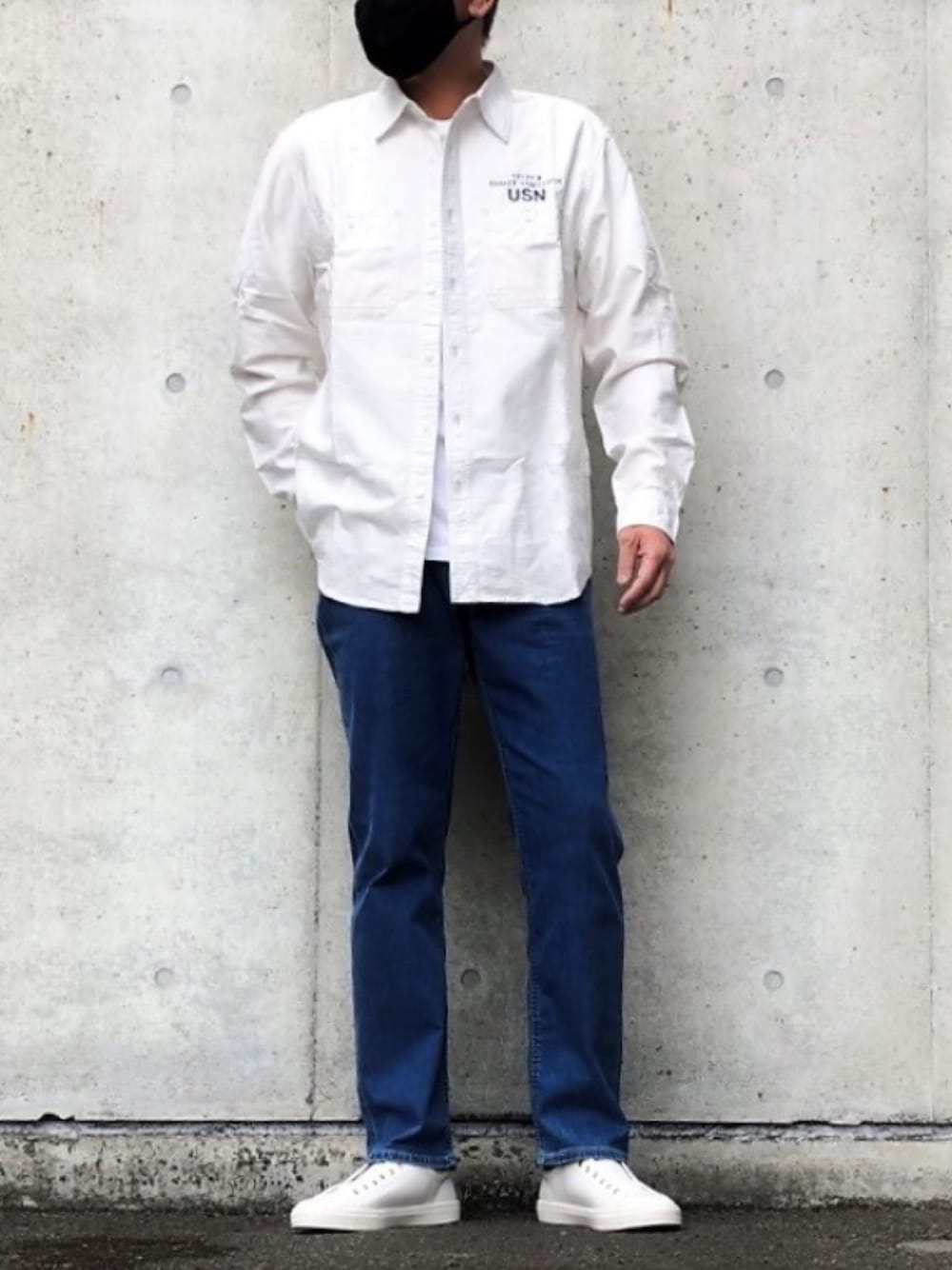 ブルー系のデニムパンツ、ホワイト系のシャツ/ブラウス、ホワイト系のTシャツ/カットソーを着用したメンズの夏コーディネートの1枚目の写真