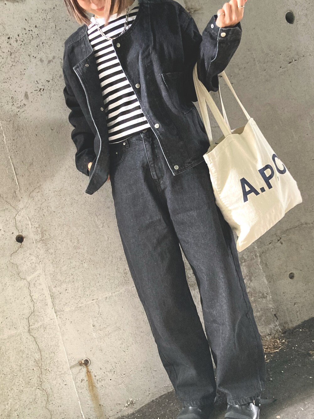 「カジュアルコーデ、大人女子、おでかけコーデ、デニム」｜「A.P.C.のアイテム（トートバッグ、ホワイト系）」を使った、asfy♡さん（レディース・160cm）の秋コーディネートの1枚目の写真