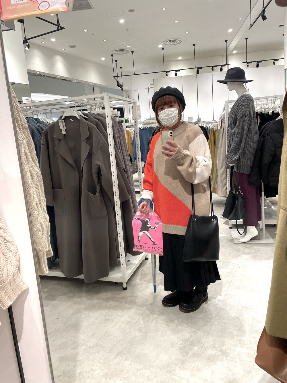 「wearhalloween2021、秋冬コーデ、ゆるコーデ、ショートブーツ、低身長コーデ、Dr.Martens、ベレー帽、サイドゴアブーツ、チェルシーブーツ、WHO IS BANKSY?」｜「CA4LAのADJUST11（ハンチング/ベレー帽、グレー系）」を使った、osonosanさん（レディース・146cm）の秋コーディネートの1枚目の写真