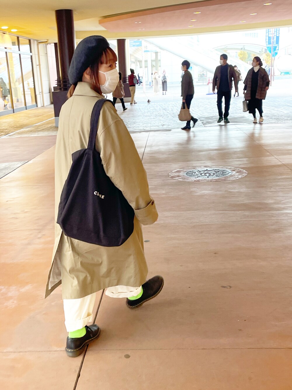「低身長コーデ、オトナ女子、Dr.Martens、Samansa Mos2、つなぎ、グリーン、CLANE、CA4LA、ベレー帽、トレンチコート」｜「CLANEのアイテム（トートバッグ、ブラック系）」を使った、osonosanさん（レディース・146cm）の秋コーディネートの1枚目の写真