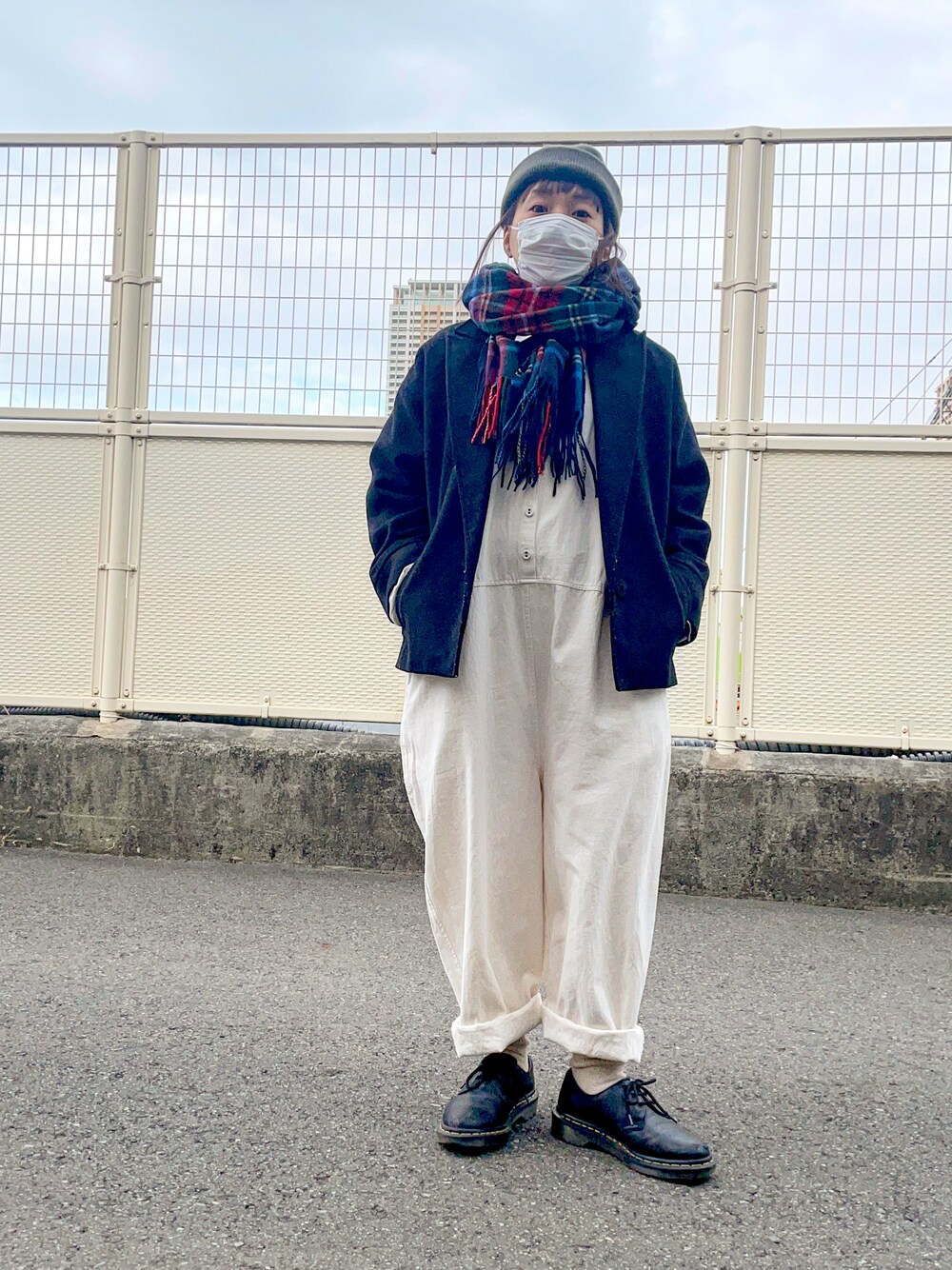 「低身長コーデ、低身長、ホワイトコーデ、ゆるコーデ、休日コーデ、つなぎ、samansamos2、SENSEOFPLACE、ニット帽、Dr.Martens」｜「Samansa Mos2のアイテム（つなぎ/オールインワン、ホワイト系）」を使った、osonosanさん（レディース・146cm）の冬コーディネートの1枚目の写真