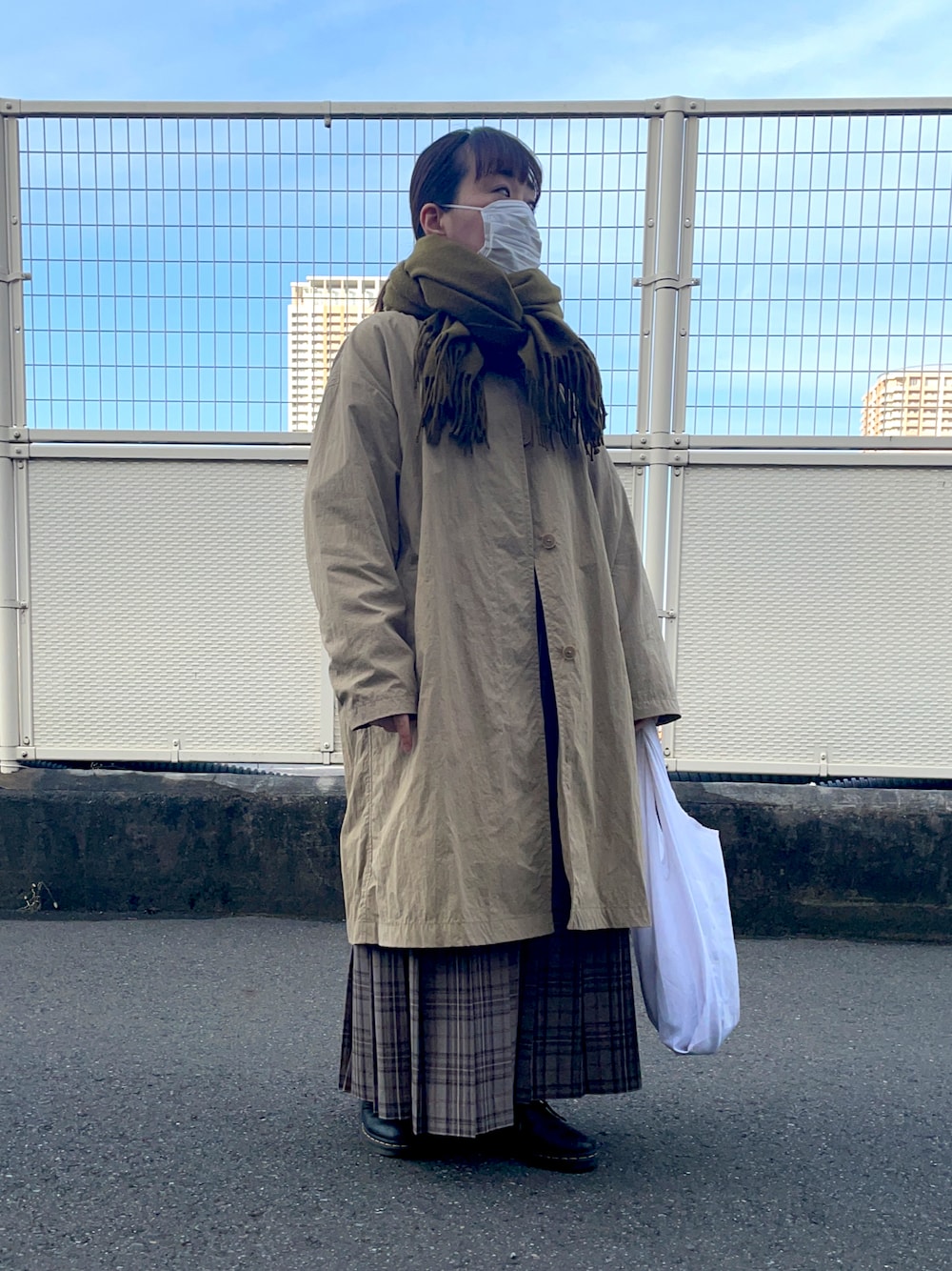 「今日のコーデ、低身長、カジュアル、プリーツスカート、GLOBAL WORK、Dr.Martens、無印良品、URBAN RESEARCH、146㎝」｜「無印良品のアイテム（ノーカラーコート、ベージュ系）」を使った、osonosanさん（レディース・146cm）の冬コーディネートの1枚目の写真