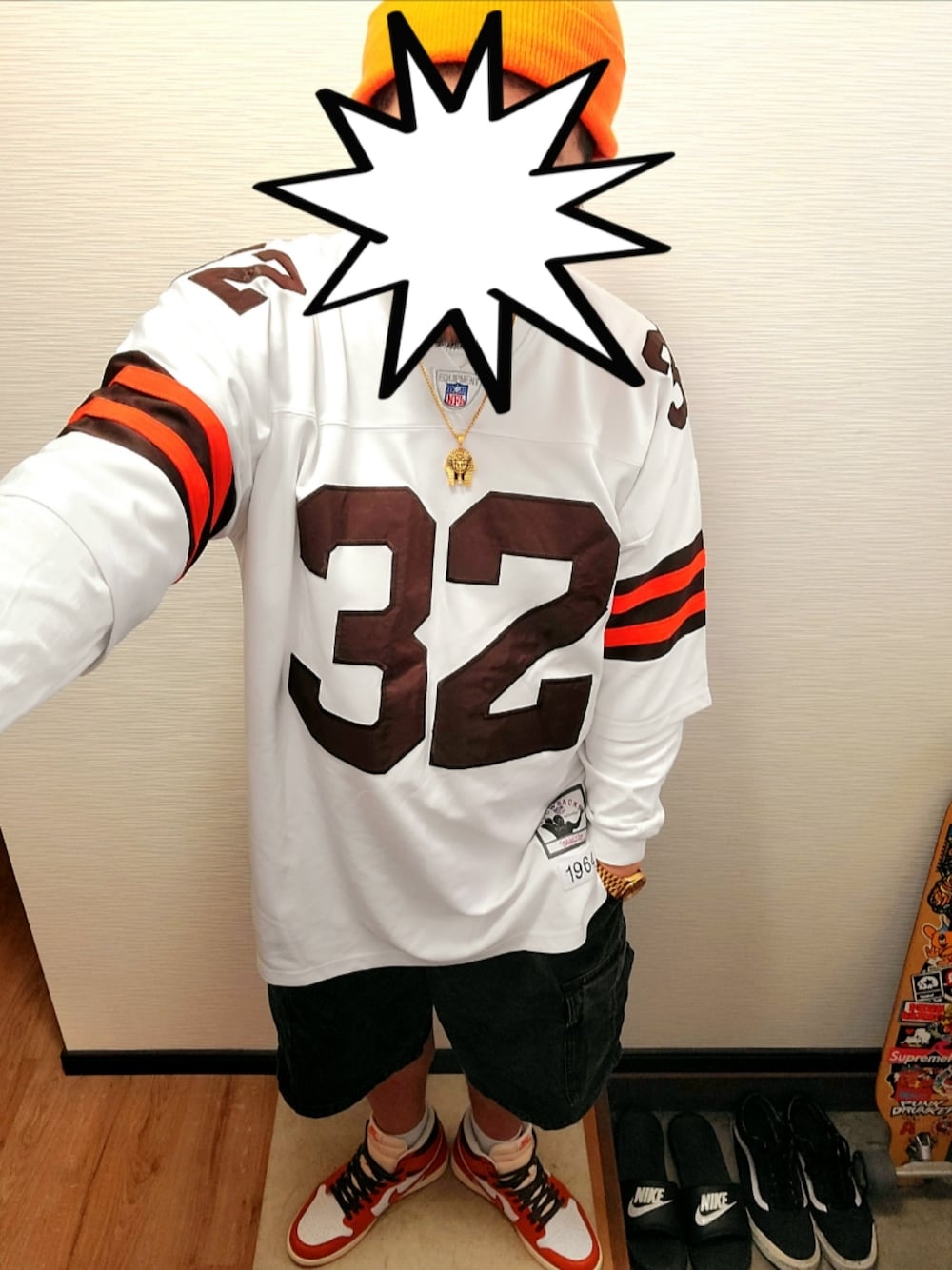「ニット帽、ミッチェル&ネス、フットボールシャツ、クリーブランド・ブラウンズ、NFL、GU、カーゴパンツ、NIKE、AIR JORDAN、jordan1、スニーカー、ストリート、ストリートコーデ、オレンジブラウン、スポーツミックス」｜「newhattanのアイテム（ニットキャップ/ビーニー、オレンジ系）」を使った、きのこ＠毒x毒x毒さん（メンズ・180cm）の秋コーディネートの1枚目の写真