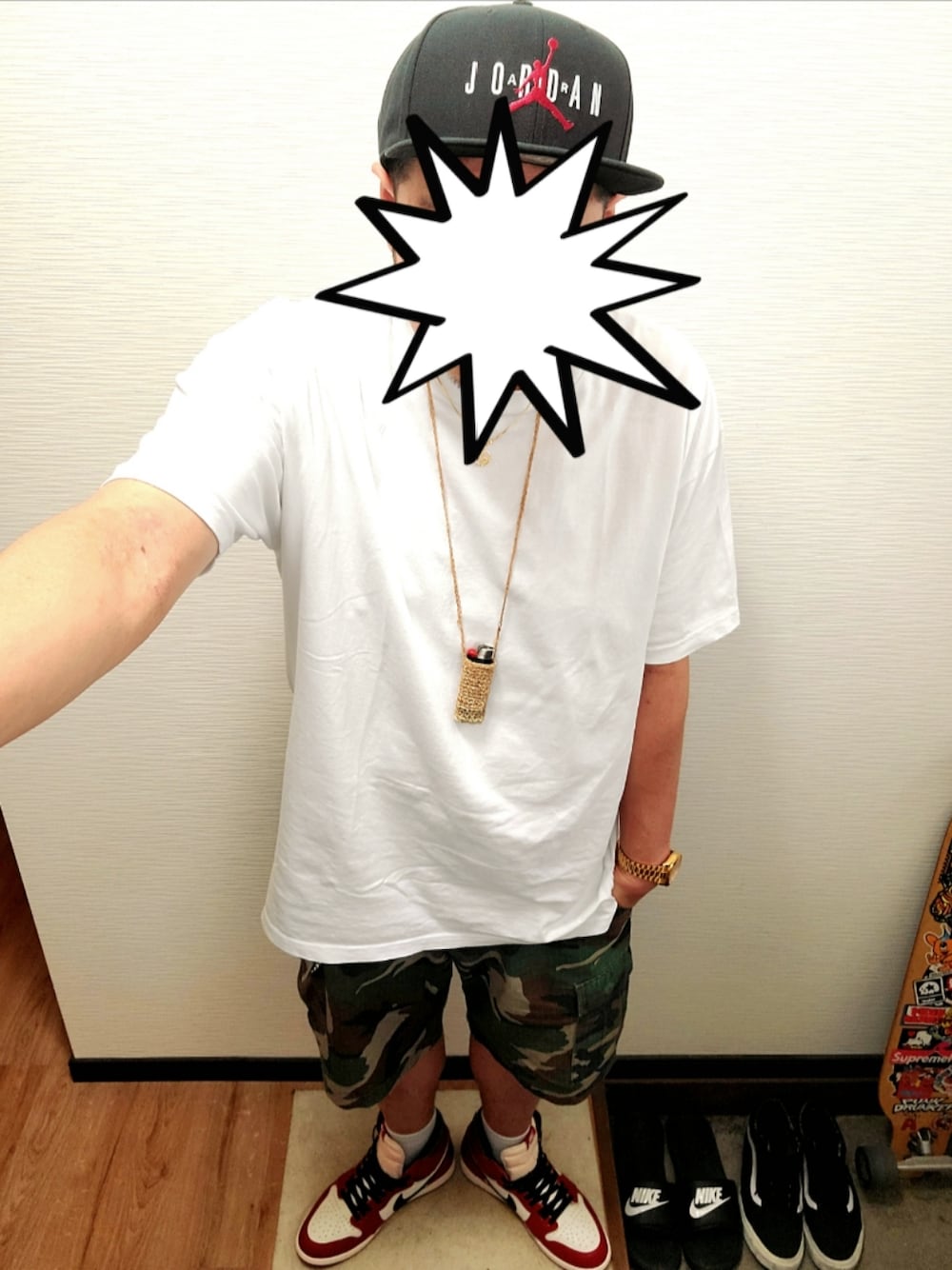 「キャップ、白Tシャツ、ロスコ、カモフラ、カーゴパンツ、短パン、NIKE、Jordan、AIR JORDAN、aj1、スニーカー、ストリート、ストリートコーデ、シンプル、休日スタイル」｜「Jordanのアイテム（キャップ、ブラック系）」を使った、きのこ＠毒x毒x毒さん（メンズ・180cm）の夏コーディネートの1枚目の写真