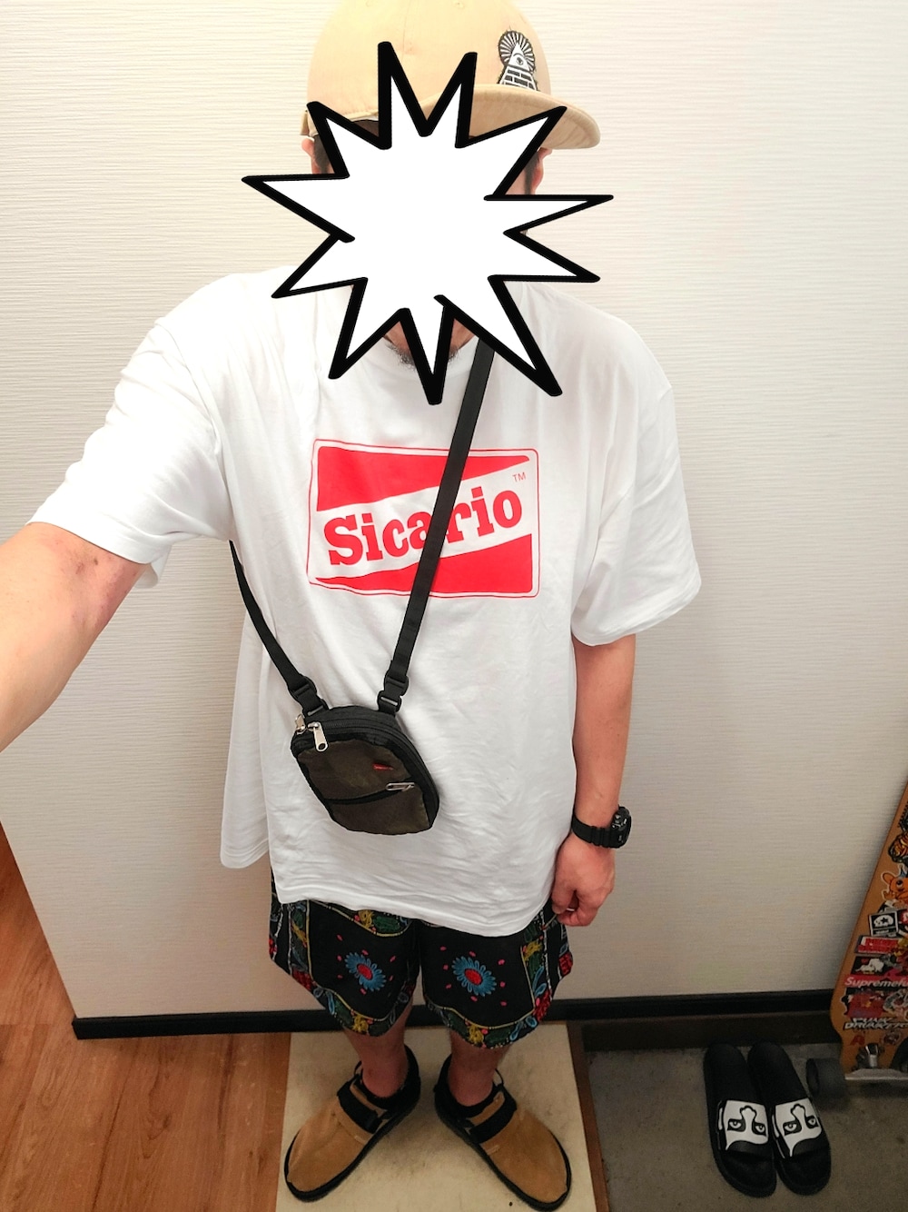 「短つばキャップ、ショートブリムキャップ、プロビデンスの目、SICARIO、パロディ、パンクドランカーズ、reebok、ビートニック、サンダル、OMECO、自慰ショック、supreme、休日スタイル、ストリート、夏コーデ」｜「no brandのショートブリムキャップ（キャップ、ベージュ系）」を使った、きのこ＠毒x毒x毒さん（メンズ・180cm）の夏コーディネートの1枚目の写真