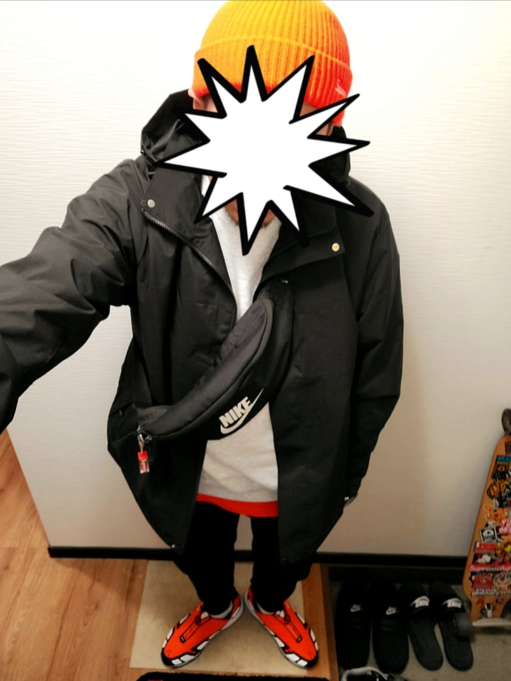 「ニット帽、ビーニー、supreme、スウェット、マウンテンパーカー、スウェットパンツ、NIKE、エアマックス、エアマックスSNDR、スニーカー、ストリート、シンプル、オレンジ、今日のコーデ、休日スタイル」｜「Supreme のアイテム（ニットキャップ/ビーニー、オレンジ系）」を使った、きのこ＠毒x毒x毒さん（メンズ・180cm）の冬コーディネートの1枚目の写真