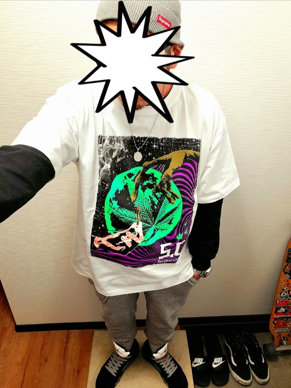 「ニット帽、supreme、SICARIO CARTEL、E.T.、大麻、重ね着、ROLLINGCRADLE、スウェットパンツ、NIKE、AIR JORDAN、jordan5、スニーカー、ストリート、ストリートコーデ、休日コーデ」｜「Supreme のアイテム（ニットキャップ/ビーニー、グレー系）」を使った、きのこ＠毒x毒x毒さん（メンズ・180cm）の春コーディネートの1枚目の写真