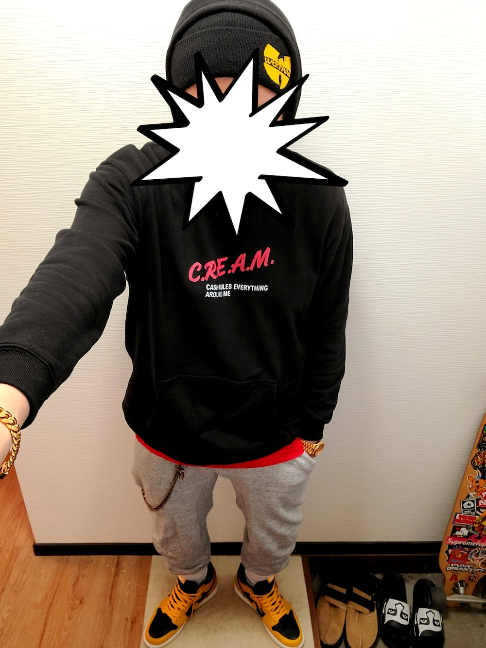 「ニット帽、WU-TANG CLAN、ウータンクラン、C.R.E.A.M.、パーカー、スウェットパンツ、ロリクレ、ROLLINGCRADLE、NIKE、AIR JORDAN、jordan1、ストリート、ストリートファッション、ヒップホップ、HIPHOP」｜「WU-TANGのアイテム（ニットキャップ/ビーニー、ブラック系）」を使った、きのこ＠毒x毒x毒さん（メンズ・180cm）の春コーディネートの1枚目の写真
