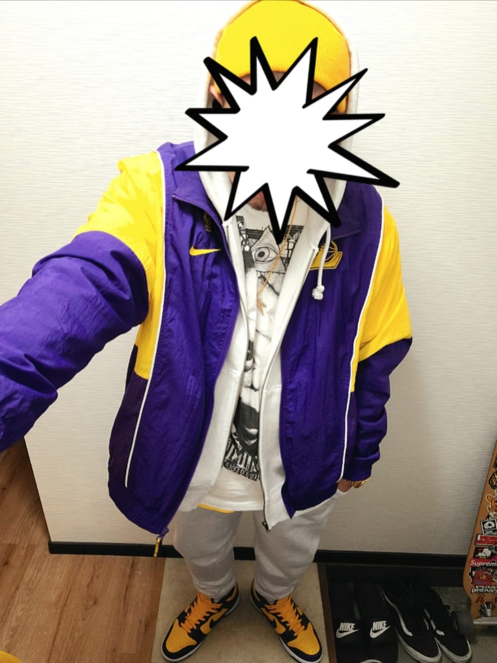 「ニット帽、SICARIO、スヌープドッグ、GU、パーカー、スウェットパンツ、ナイロンジャケット、NBA、レイカーズ、NIKE、dunk、スニーカー、ストリート、西海岸、冬コーデ」｜「newhattanのアイテム（ニットキャップ/ビーニー、イエロー系）」を使った、きのこ＠毒x毒x毒さん（メンズ・180cm）の冬コーディネートの1枚目の写真