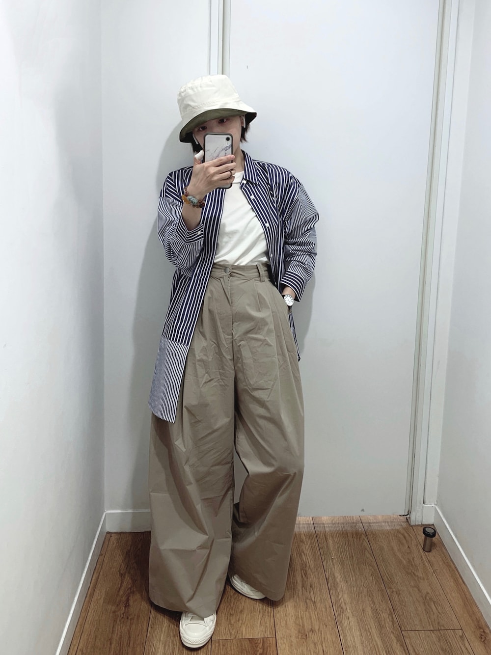 「バケットハット、ootd、休閒、outfit、WEARBOOKエントリー、WEAR、mouggan、mouggan girl、UNIQLO、UNIQLO U」｜「UNIQLOのエクストラファインコットンブロードシャツ（クレイジー・ボタンダウン・長袖）（シャツ/ブラウス、ブルー系）」を使った、cianさん（レディース・163cm）の秋コーディネートの1枚目の写真