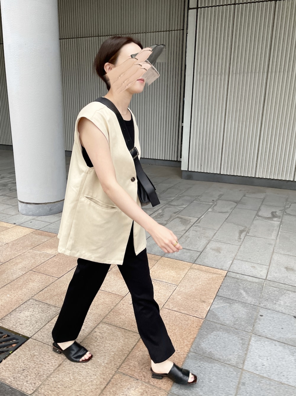 「オトナカジュアル、大人カジュアル、シンプルスタイル、ブラックコーデ、オトナ女子、おしゃれさんと繋がりたい」｜「select MOCA by sonのノーカラーベスト（ベスト、ホワイト系）」を使った、yukaさん（骨格ウェーブ・レディース・164cm）の秋コーディネートの1枚目の写真