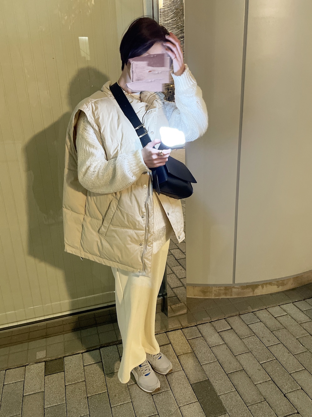 「大人カジュアル、オトナカジュアル、ワントーンコーデ、ホワイトコーデ、ライブコーデ、オトナ女子、おしゃれさんと繋がりたい」｜「mukuの金属アレルギー対応 2mmシンプルリング/サージカルステンレス/316L（リング、ゴールド系）」を使った、yukaさん（骨格ウェーブ・レディース・164cm）の冬コーディネートの1枚目の写真