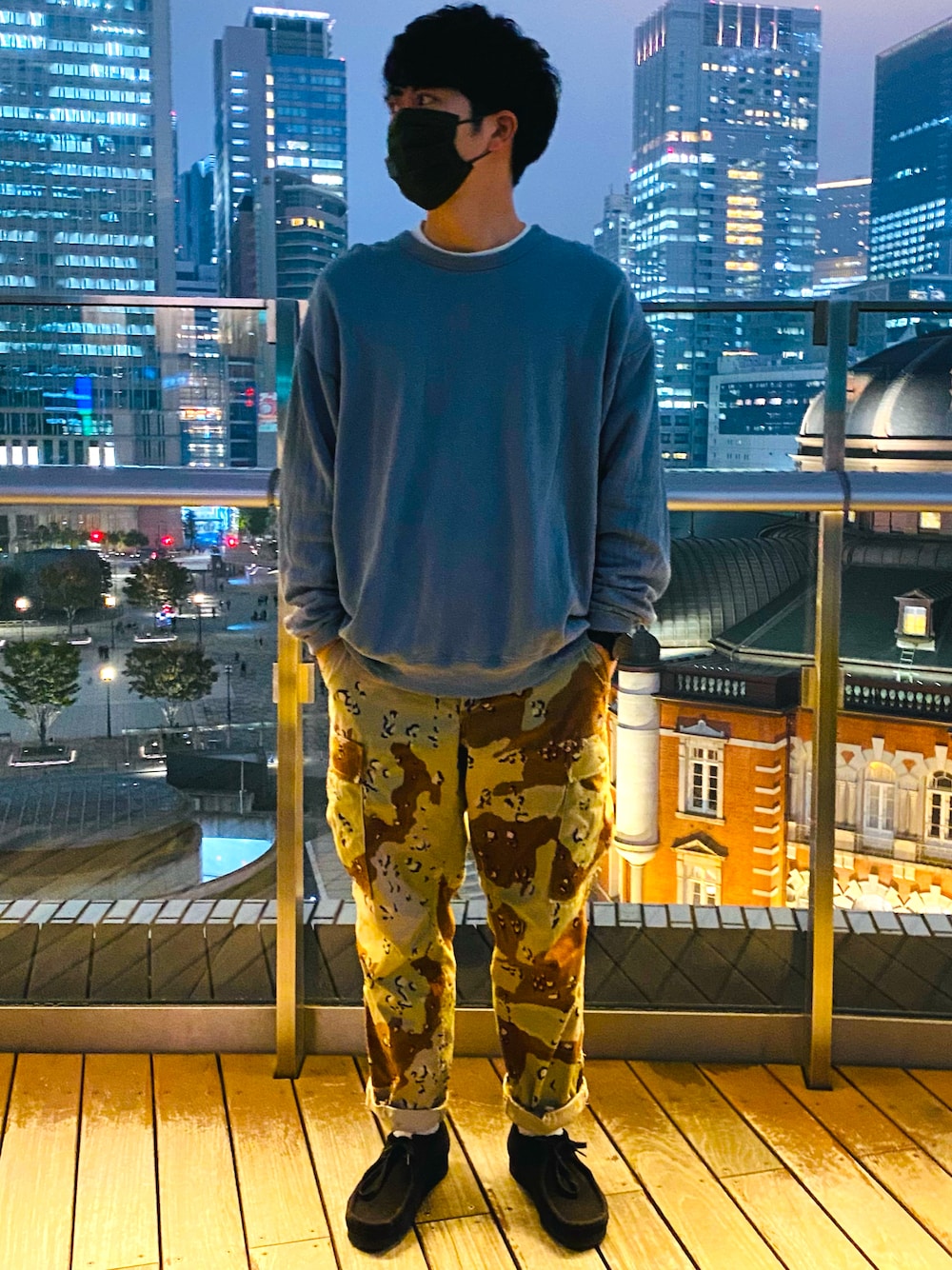 「スウェット、秋のコーデ、寒い、東京駅、ワラビーブーツ、10月なめてた、ストリート、ストリートMIX、白ソックス」｜「green label relaxingのCM ハイツイスト ダンボール クルーネック 長袖 スウェット（スウェット、ブルー系）」を使った、ry0suke14さん（メンズ・173cm）の秋コーディネートの1枚目の写真