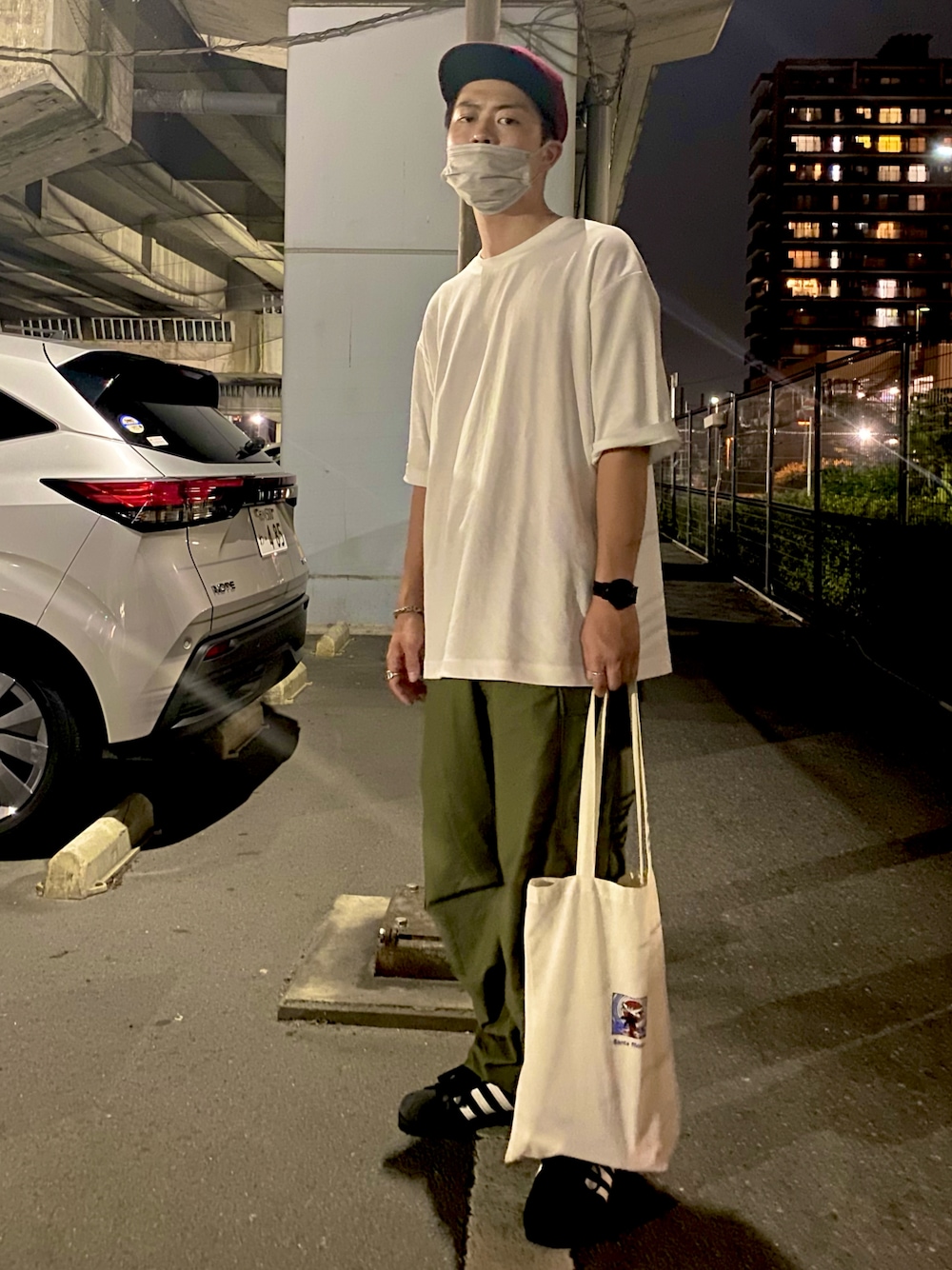 「夏休み、休日スタイル、Ｔシャツ、カーゴパンツ、ミリタリー、スニーカー、アディダス、ユニクロ、エアリズムコットンオーバーサイズTシャツ(５分袖)、ニューエラ、シンプル」｜「NEW ERAのニューエラ キャップ MLB LP59FIFTY（キャップ、レッド系）」を使った、ry0suke14さん（メンズ・173cm）の夏コーディネートの1枚目の写真