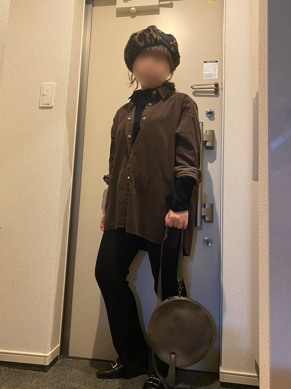 「IENAのミジンコールシャツ◆（シャツ/ブラウス、ブラウン系）」を使った、hannaさん（レディース・150cm）の春コーディネートの1枚目の写真