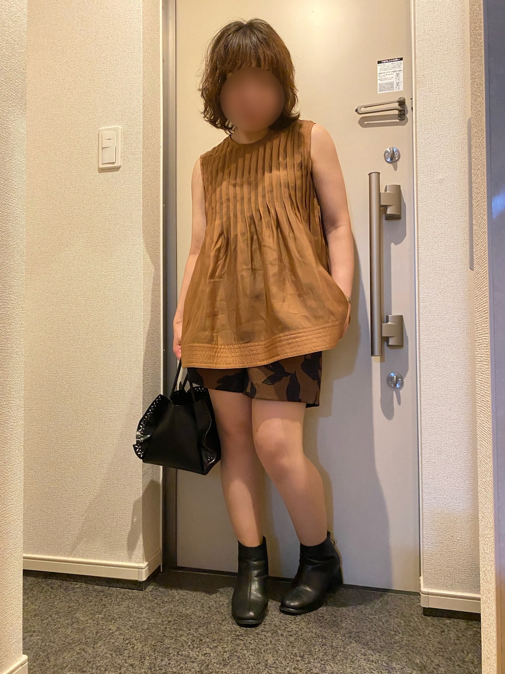 「STYLEBLOCKのスクエアトゥショートブーツ（ブーツ、ブラック系）」を使った、hannaさん（レディース・150cm）の春コーディネートの1枚目の写真