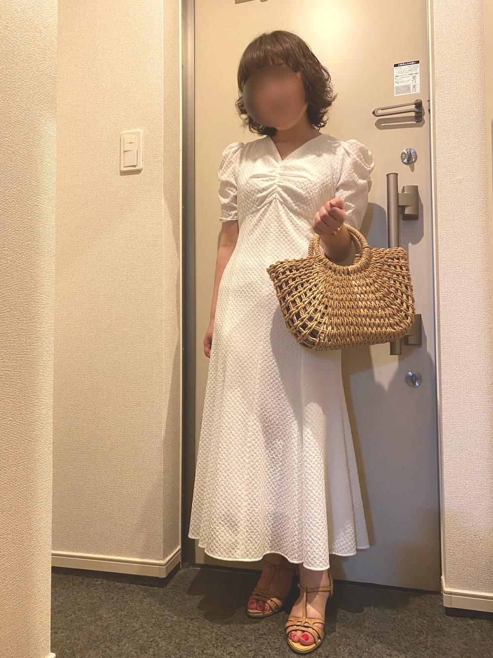 「夏、お出かけスタイル、ootd、夏服、休日コーデ、かごバッグ、お洒落さんとつながりたい、ホワイト、ガーリー、ワンピ―ス、骨格ストレート」｜「銀座かねまつのアイテム（サンダル、ベージュ系）」を使った、hannaさん（骨格ストレート・レディース・150cm）の夏コーディネートの1枚目の写真