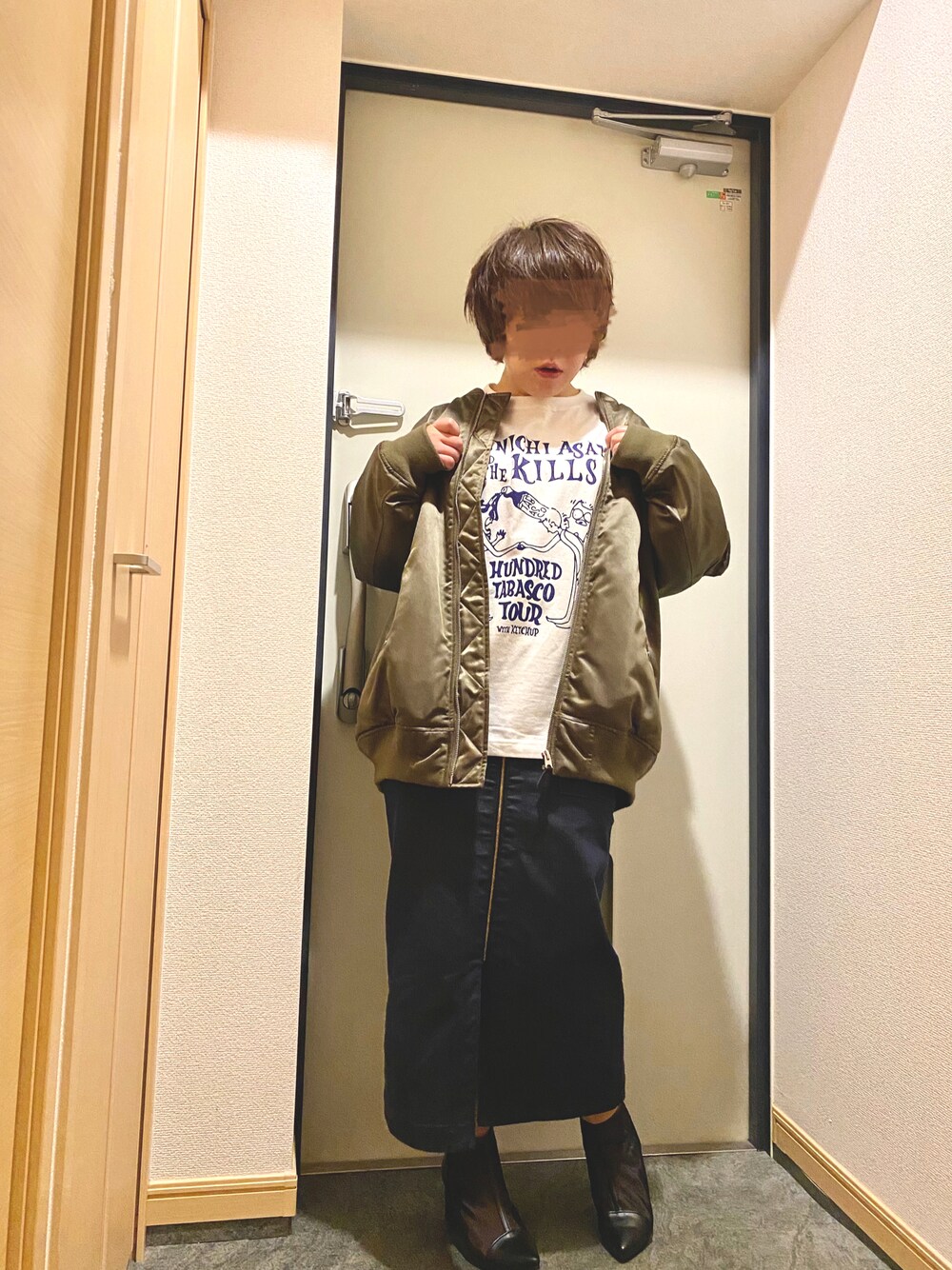 「ビッグシルエット、春、大人コーデ、ラフ、お洒落さんとつながりたい、きれいめカジュアル、メンズライク、ストリート、Tシャツ、MA-1、シースルーブーツ」｜「enchainement mignonのアイテム（デニムスカート、ブルー系）」を使った、hannaさん（レディース・150cm）の春コーディネートの1枚目の写真