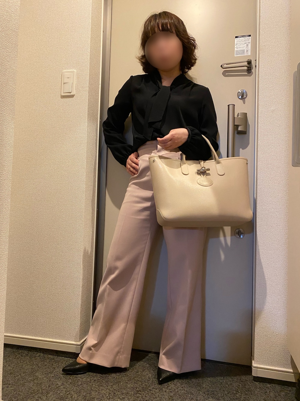 「パンツコーデ、シンプル、カラーコーデ、黒、きれいめコーディネート」｜「LONGCHAMPの【LONGCHAMP】 ロンシャン ROSEAU 1681（ハンドバッグ、ベージュ系）」を使った、hannaさん（骨格ストレート・レディース・150cm）の夏コーディネートの1枚目の写真