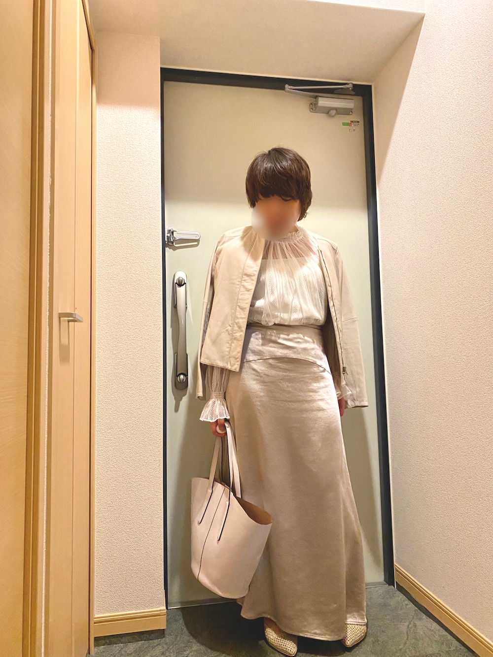 「淡色コーデ、オトナカジュアル、ootd、大人ガーリー、低身長コーデ、ハイウエスト、ミュール、レザージャケット、レースブラウス、サテン」｜「GIANNI CHIARINIの【GIANNI　CHIARINI-ジャンニキャリーニ-】トートバッグ サフィアーノレザー ポーチ付き扇形トートバッグ（トートバッグ、ホワイト系）」を使った、hannaさん（レディース・150cm）の春コーディネートの1枚目の写真