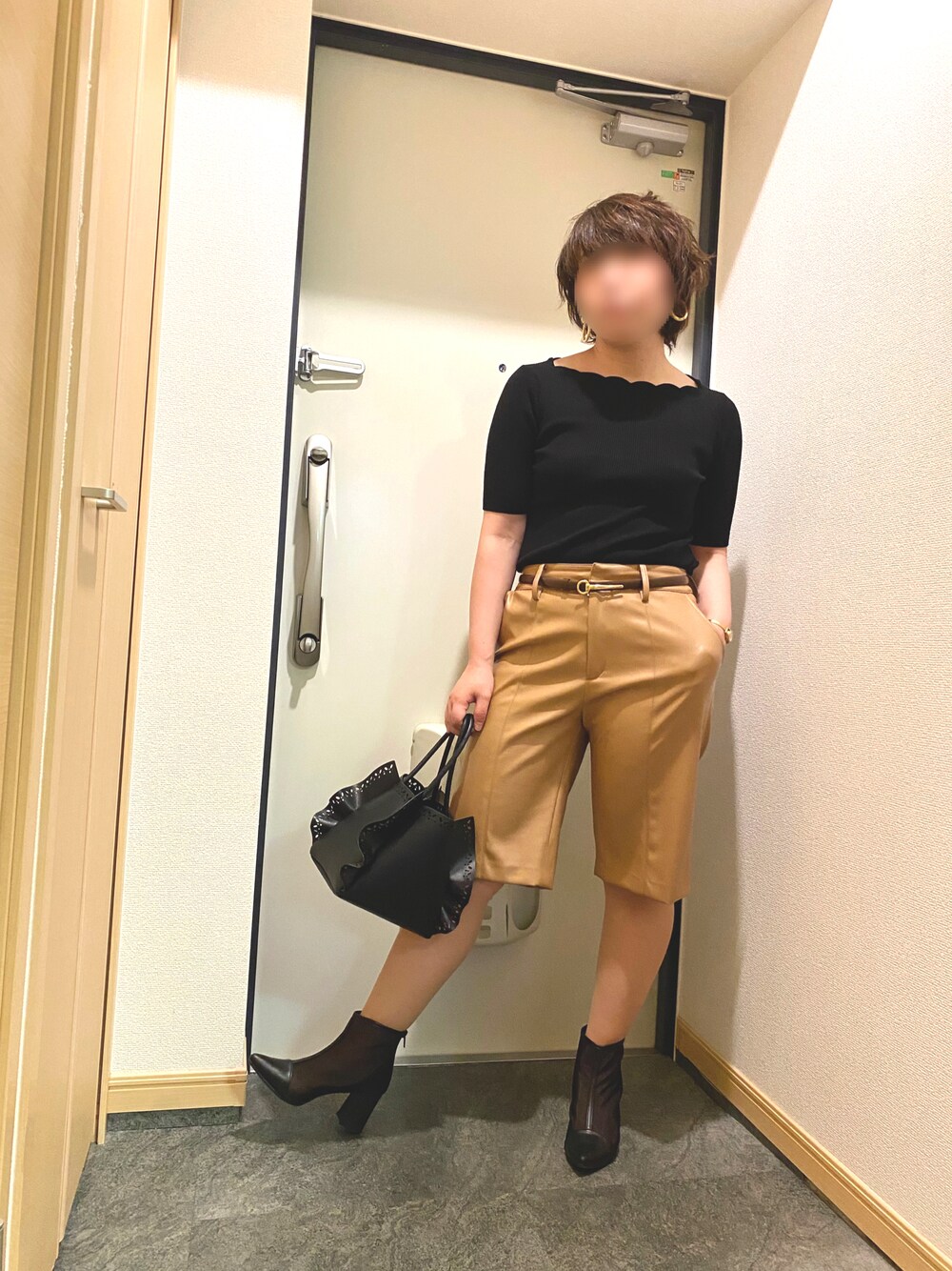 「シンプルコーデ、オトナ女子、オトナカジュアル、ミニバッグ、休日スタイル、お出かけコーデ、ハーフパンツ、レザーパンツ、シースルーブーツ」｜「PROPORTION BODY DRESSINGのスカラカットソー（Tシャツ/カットソー、ブラック系）」を使った、hannaさん（レディース・150cm）の春コーディネートの1枚目の写真