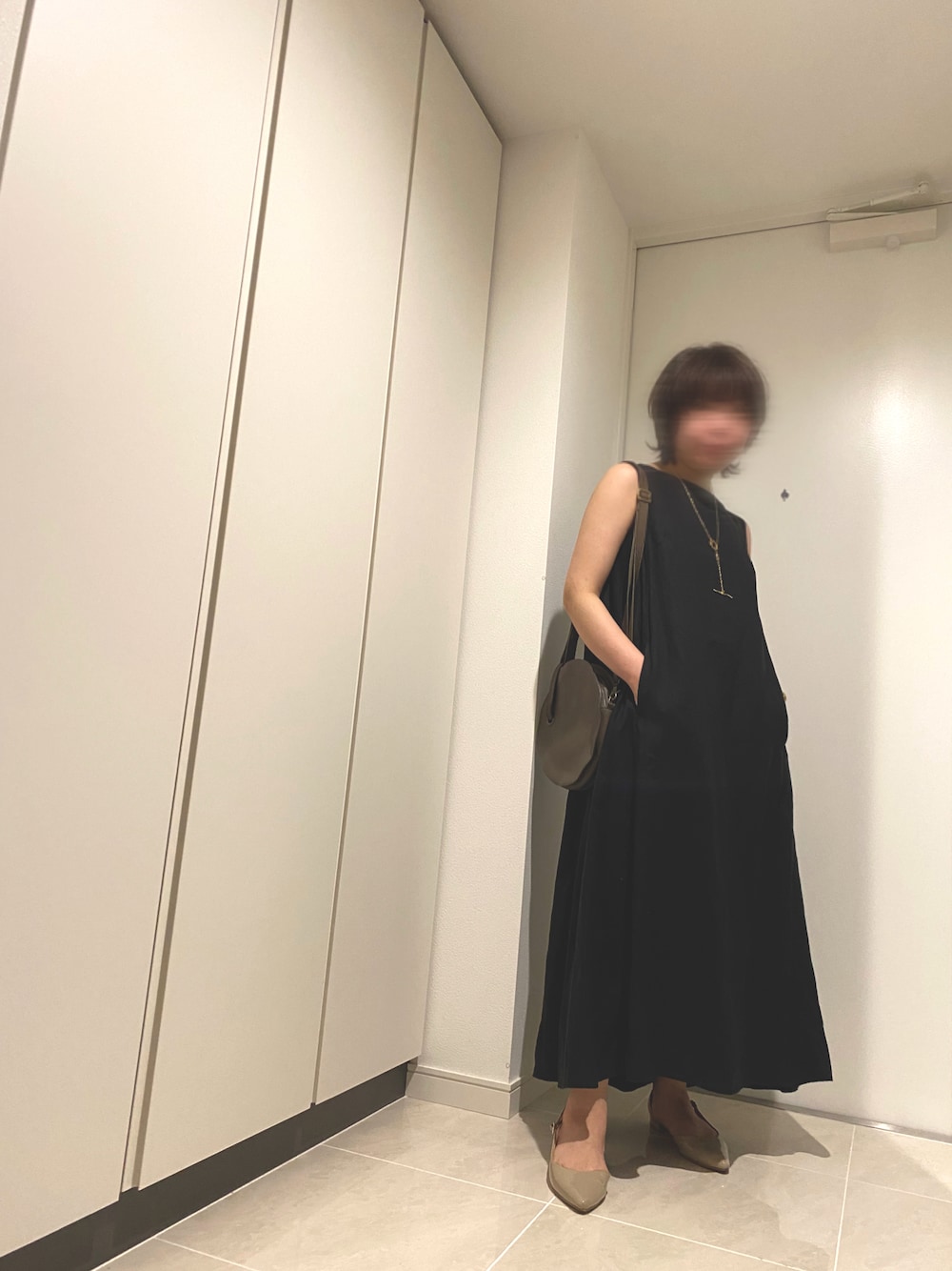 「大人カジュアル、シンプルコーデ、ラクチンコーデ、夏コーデ、休日スタイル、低身長コーデ、ootd、ワンピース、ブラックコーデ、ミニバッグ」｜「SLOBE IENAの《追加2》リネンタックノースリーブワンピース（ワンピース、ブラック系）」を使った、hannaさん（骨格ストレート・レディース・150cm）の夏コーディネートの1枚目の写真