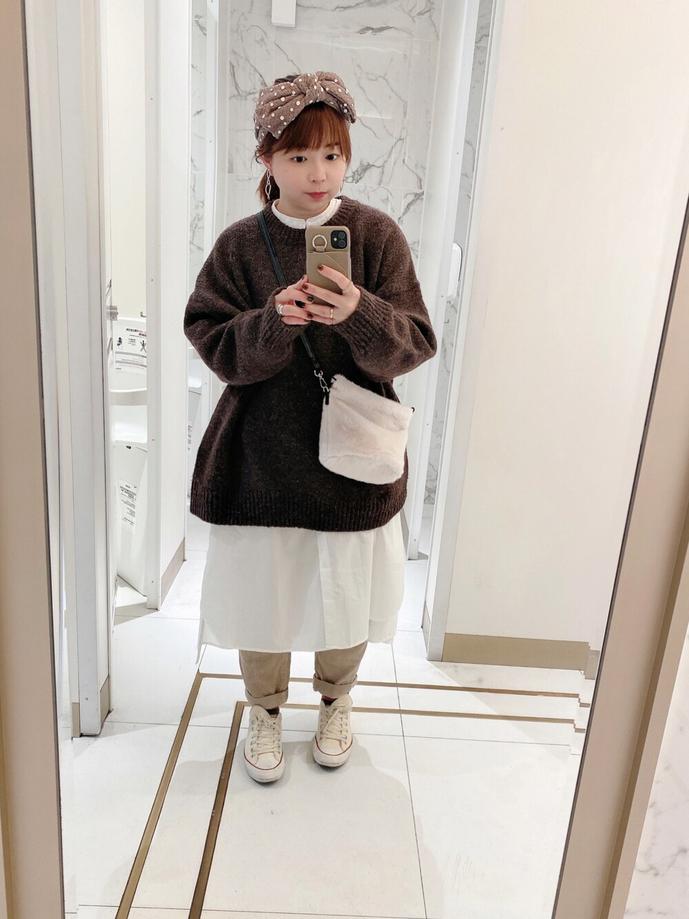 「ドット、ヘアバンド、ファーバッグ、ブラウンコーデ、シャツワンピ、コーデュロイ、コンバース オールスター、冬コーデ、ナチュラルスタイル、出勤コーデ」｜「Libra Cueの【2020/AW】 オーバールーズニット（ニット/セーター、ブラウン系）」を使った、ｃａｎｃａｎさん（レディース・158cm）の春コーディネートの1枚目の写真