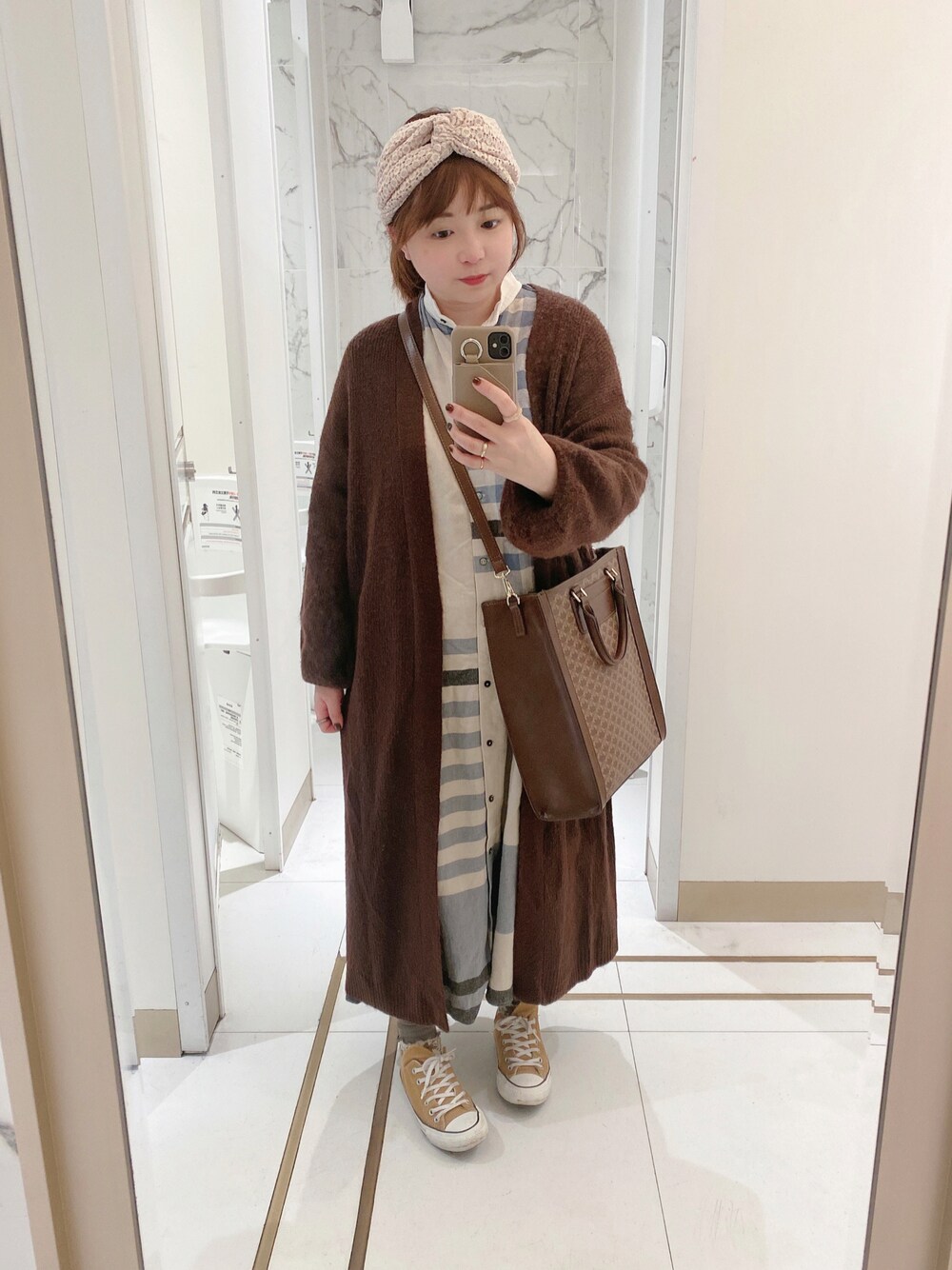 「ブラウンコーデ、ベージュコーデ、カーディガン、ショルダーバッグ、コーデュロイ、チェック柄、ロングワンピース、ヘアバンド、SENSE OF PLACE by URBAN RESEARCH、冬コーデ」｜「nop de nodのCielパネルチェックシャツワンピース（ワンピース、ホワイト系）」を使った、ｃａｎｃａｎさん（レディース・158cm）の春コーディネートの1枚目の写真