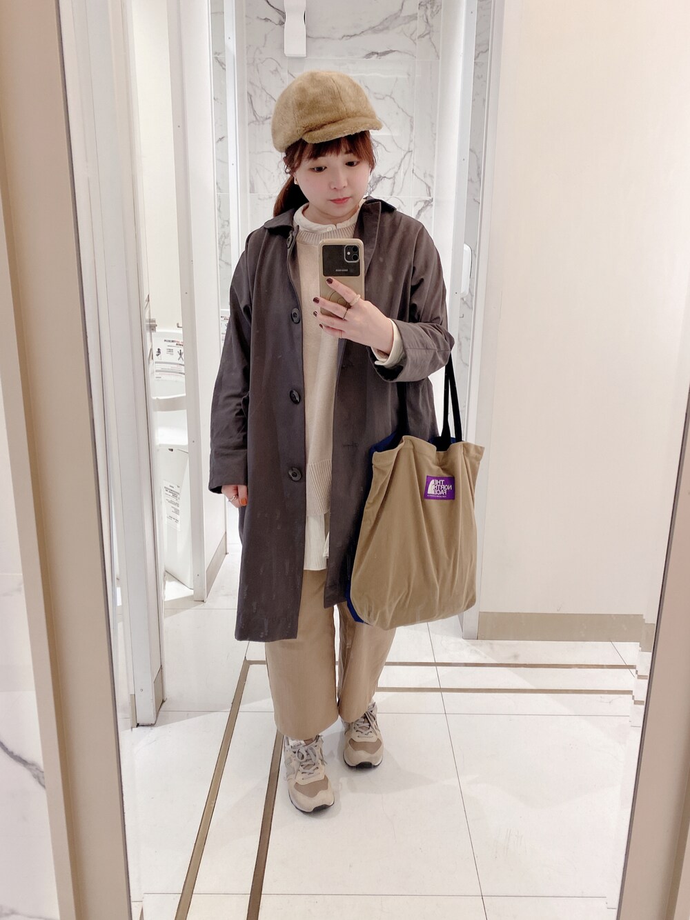 「カオリノモリ、ファー帽子、韓国ファッション、THE NORTH FACE PURPLE LABEL、コーデュロイ、トートバッグ、ベージュコーデ、ナチュラルスタイル、出勤コーデ、ニットベスト」｜「LOWRYS FARMのサイドスリットベスト　869121（ベスト、ベージュ系）」を使った、ｃａｎｃａｎさん（レディース・158cm）の秋コーディネートの1枚目の写真