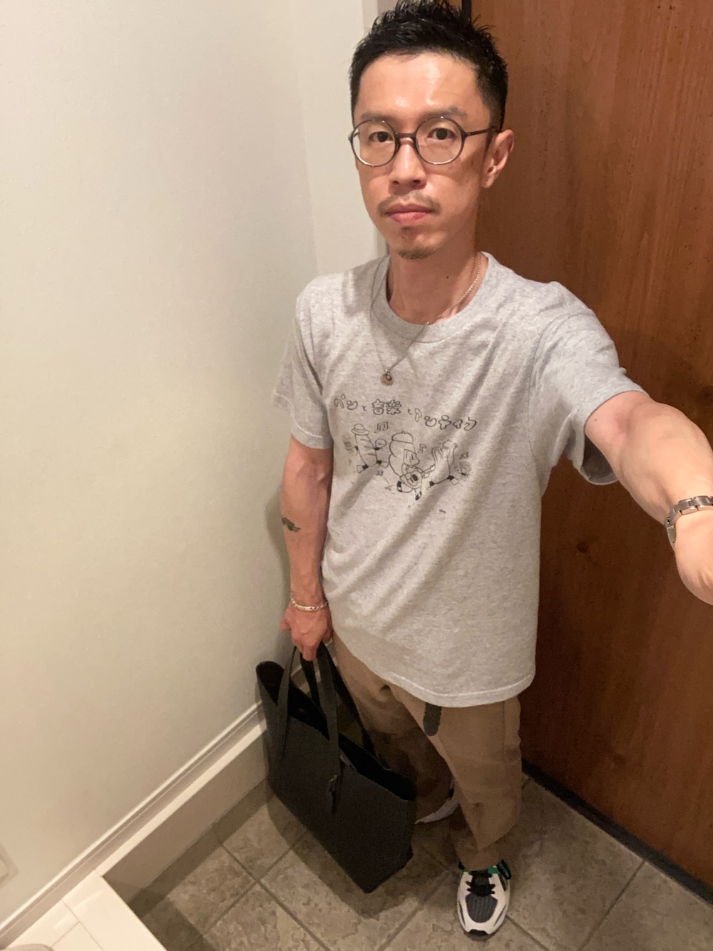 ブラック系のトートバッグを着用したメンズの冬コーディネートの1枚目の写真