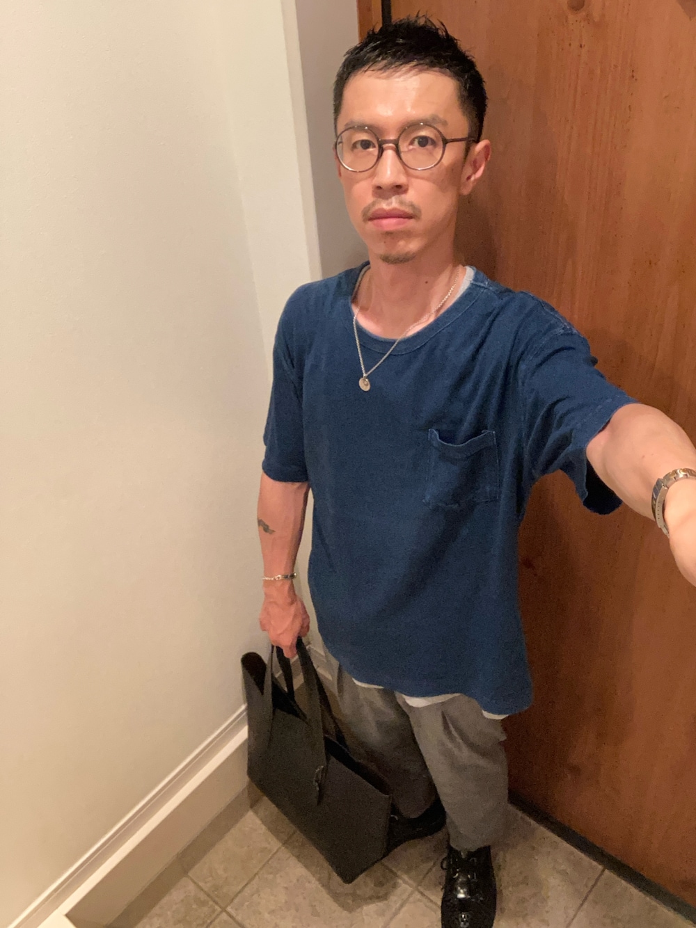 ブルー系のTシャツ/カットソーを着用したメンズの冬コーディネートの1枚目の写真