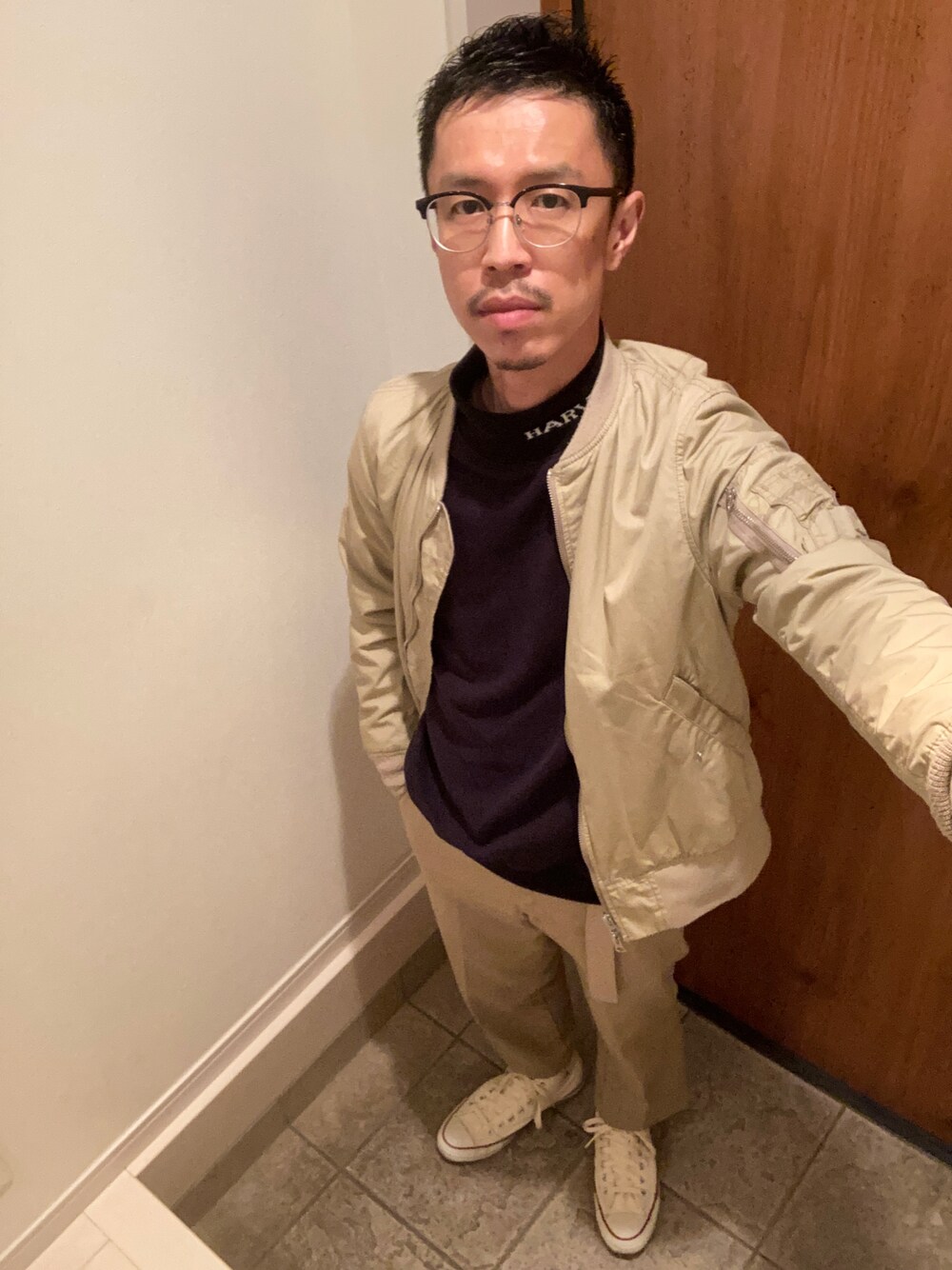 「ベージュ、ワントーンコーデ、ミリタリー ジャケット、ワークパンツ」｜「JINSのCombination & Bold Airframe（メガネ、ブラック系）」を使った、junodart【official】さん（メンズ・168cm）の春コーディネートの1枚目の写真