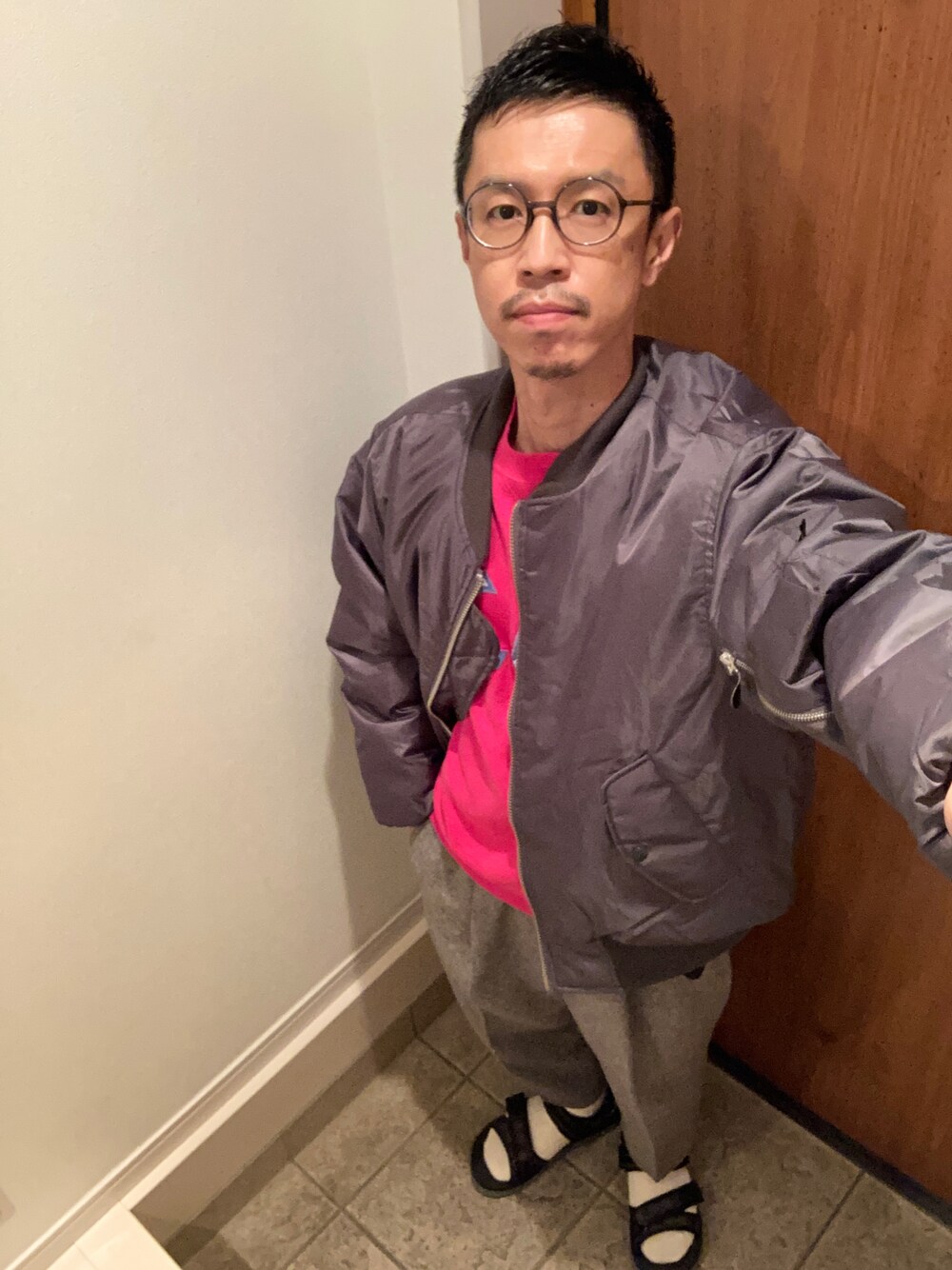 ブラック系のサンダルを着用したメンズの冬コーディネートの1枚目の写真