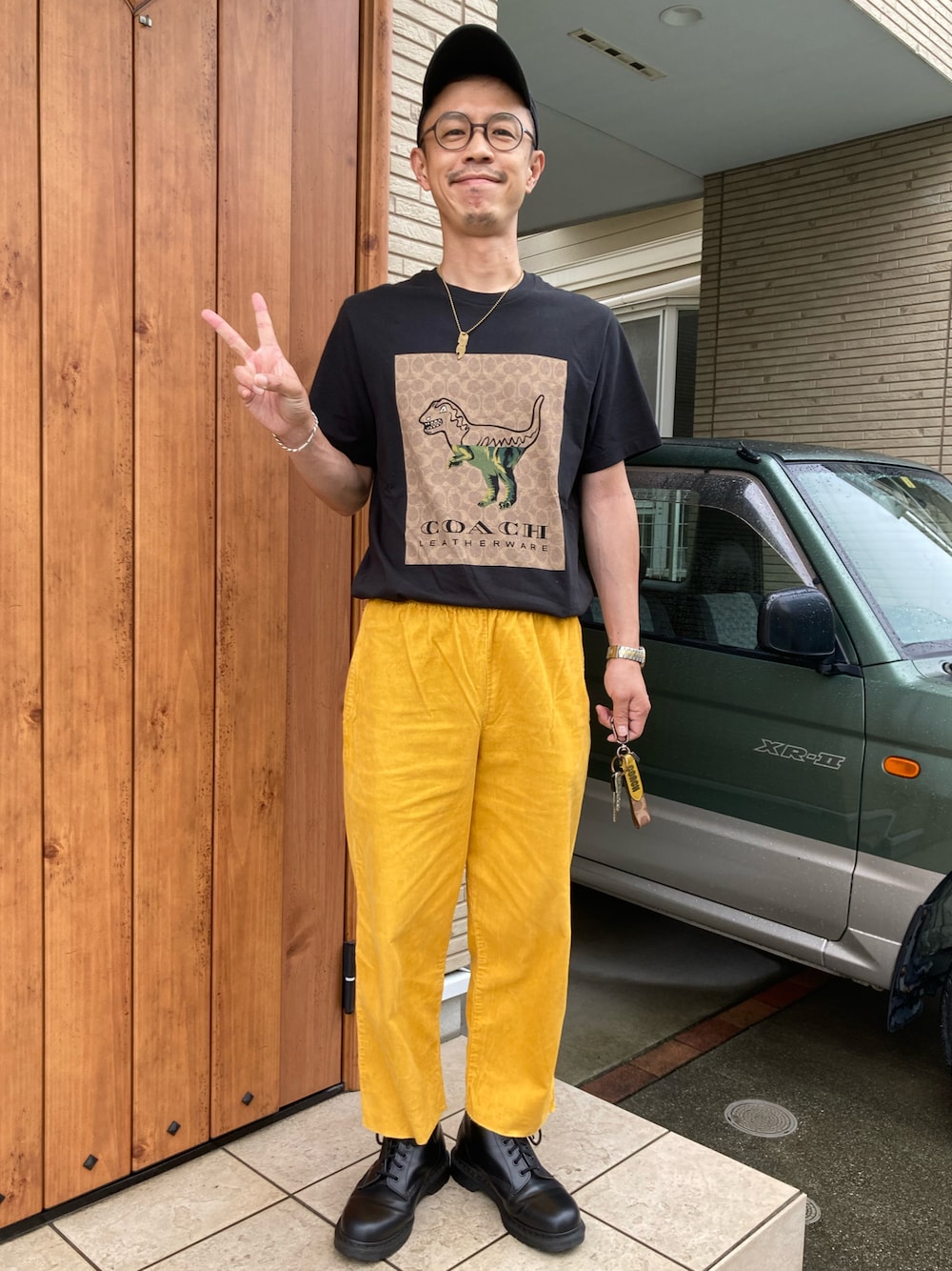 「マスタード、シグネイチャー」｜「Dr. MartensのAIRWEAR ドクターマーチン 1460 MONO 8EYE BLACK SMOOTH（ブーツ、ブラック系）」を使った、junodart【official】さん（メンズ・168cm）の秋コーディネートの1枚目の写真