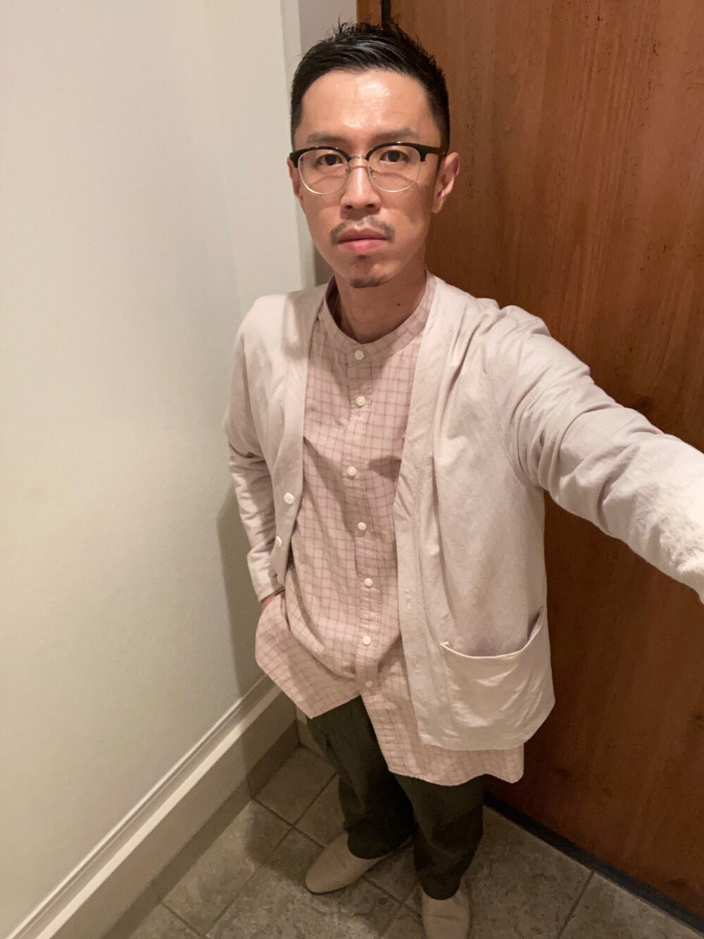 「バンドカラーシャツ、カーゴパンツ、スリッポン」｜「JUNREDのマイクロカノコトッパーカーデ（カーディガン/ボレロ、ベージュ系）」を使った、junodart【official】さん（メンズ・168cm）の夏コーディネートの1枚目の写真