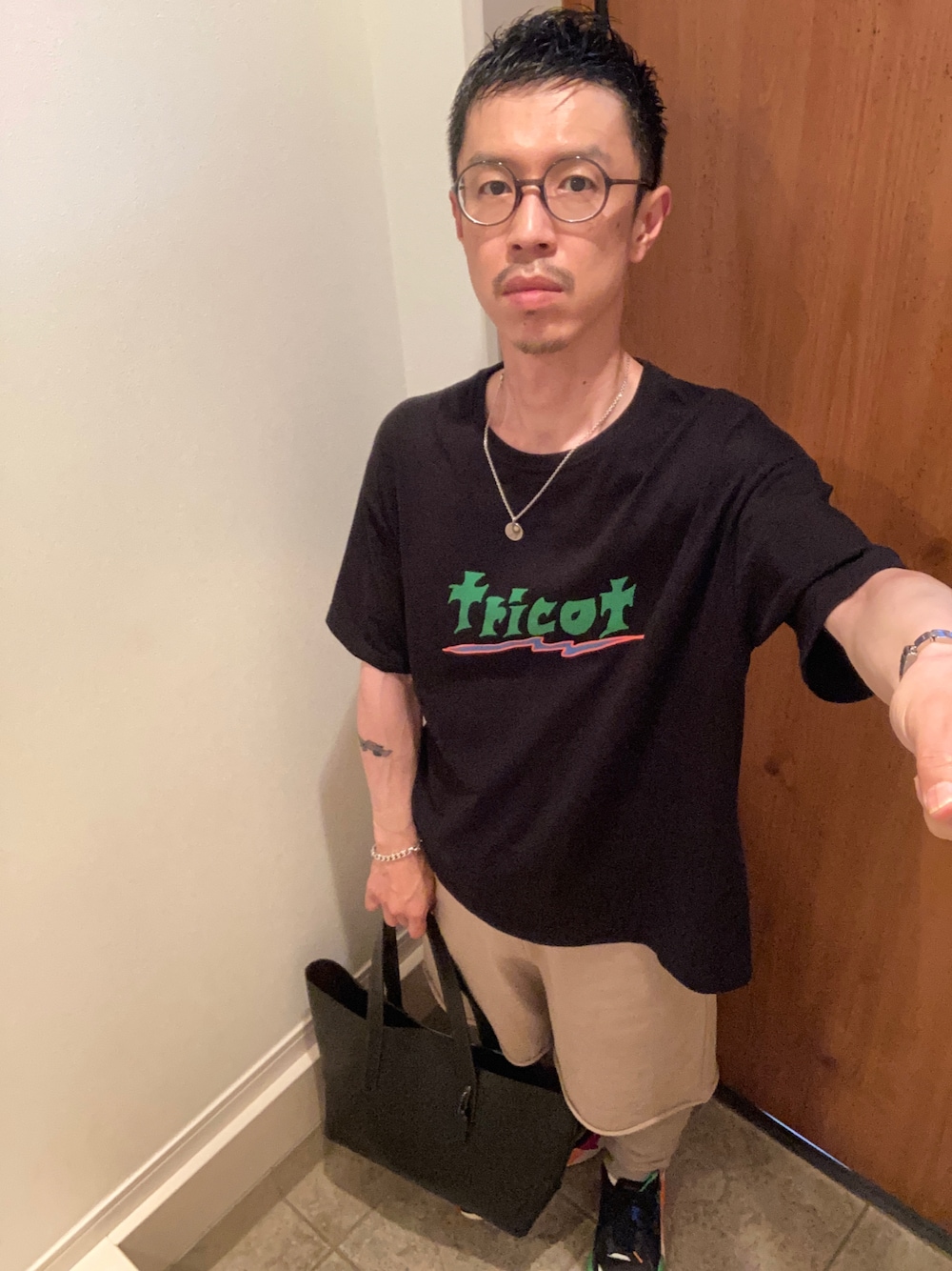 ブラック系のトートバッグを着用したメンズの秋コーディネートの1枚目の写真