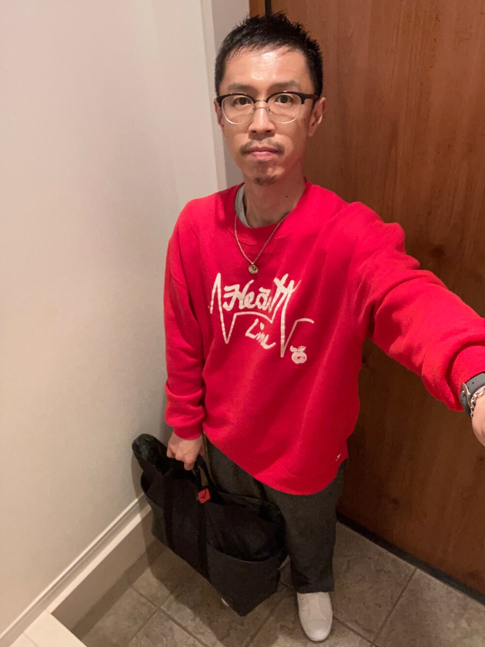 「スリットパンツ、スリッポン、シグネチャー柄」｜「Russell Athleticのヴィンテージ（スウェット、レッド系）」を使った、junodart【official】さん（メンズ・168cm）の春コーディネートの1枚目の写真