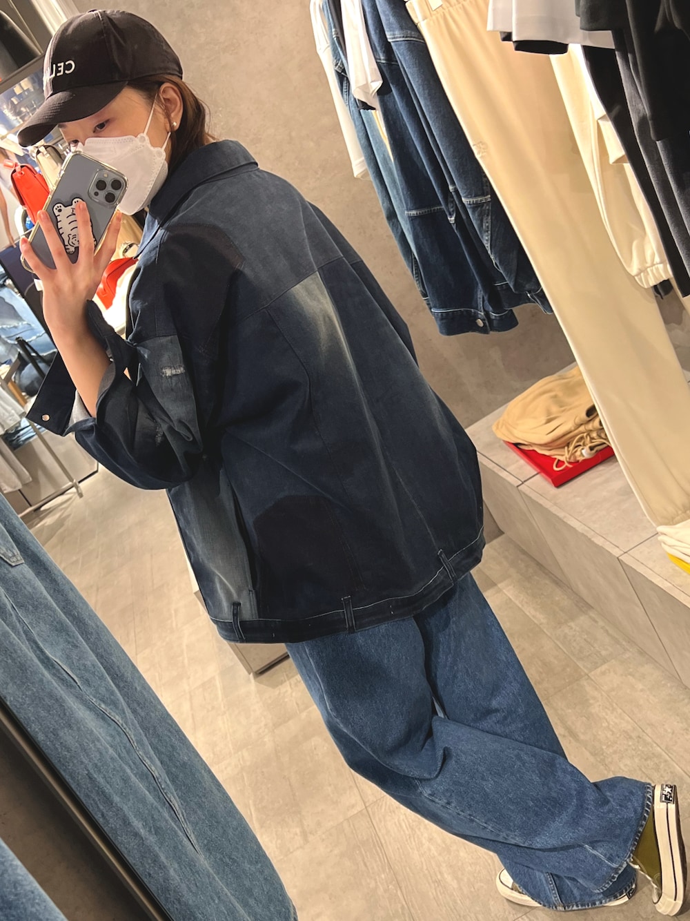 「denimondenim、Calvin Klein、CELINE」｜「Calvin Kleinのアイテム（デニムジャケット、ブルー系）」を使った、jemapellerubyさん（レディース・166cm）の秋コーディネートの1枚目の写真