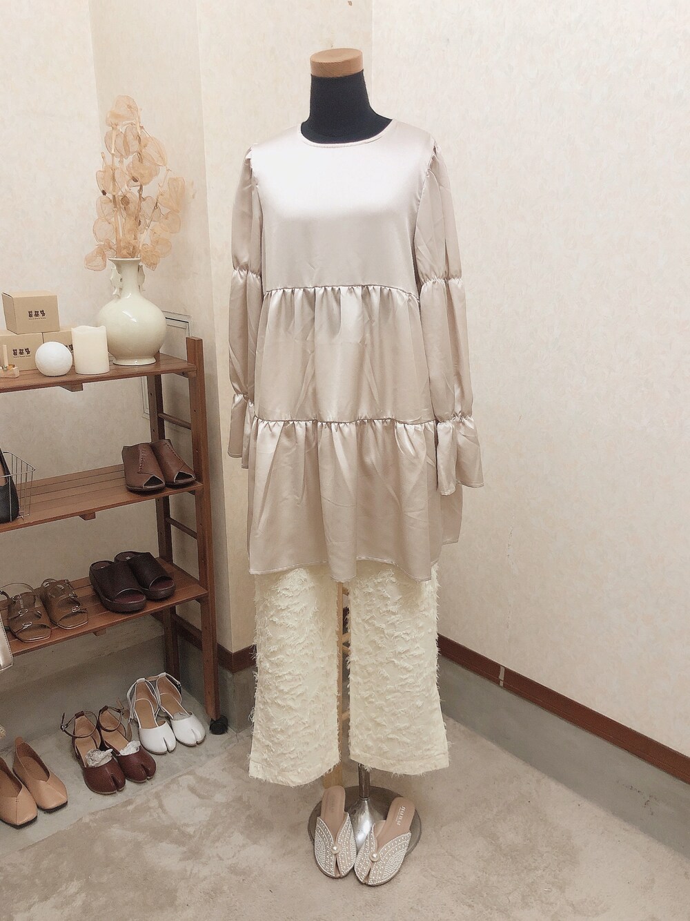 ベージュ系のシャツ/ブラウスを着用したレディースの夏コーディネートの1枚目の写真