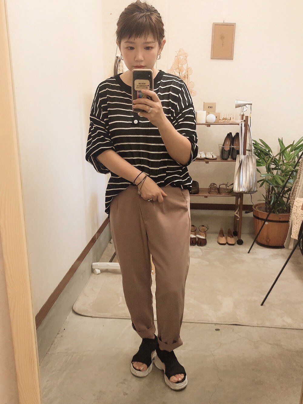 その他のTシャツ/カットソーを着用したレディースの夏コーディネートの1枚目の写真