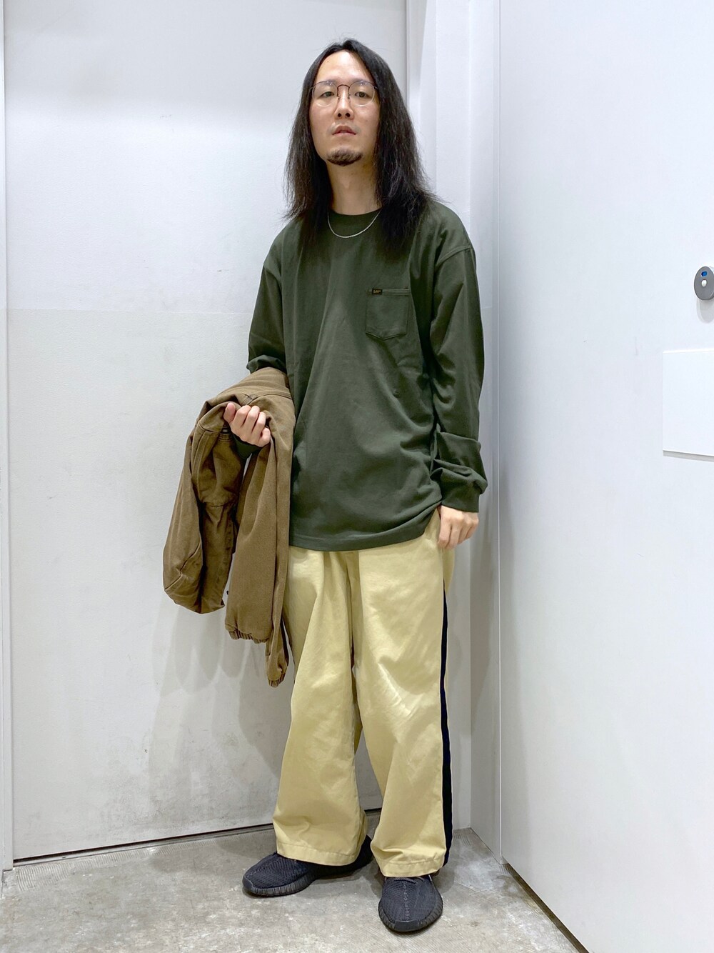 「XLARGE、エクストララージ、LEE、ストリート、ストリートコーデ」｜「XLARGEのLee L/S POCKET TEE（Tシャツ/カットソー、グリーン系）」を使った、小川 礼偉さん（メンズ・170cm）の秋コーディネートの1枚目の写真