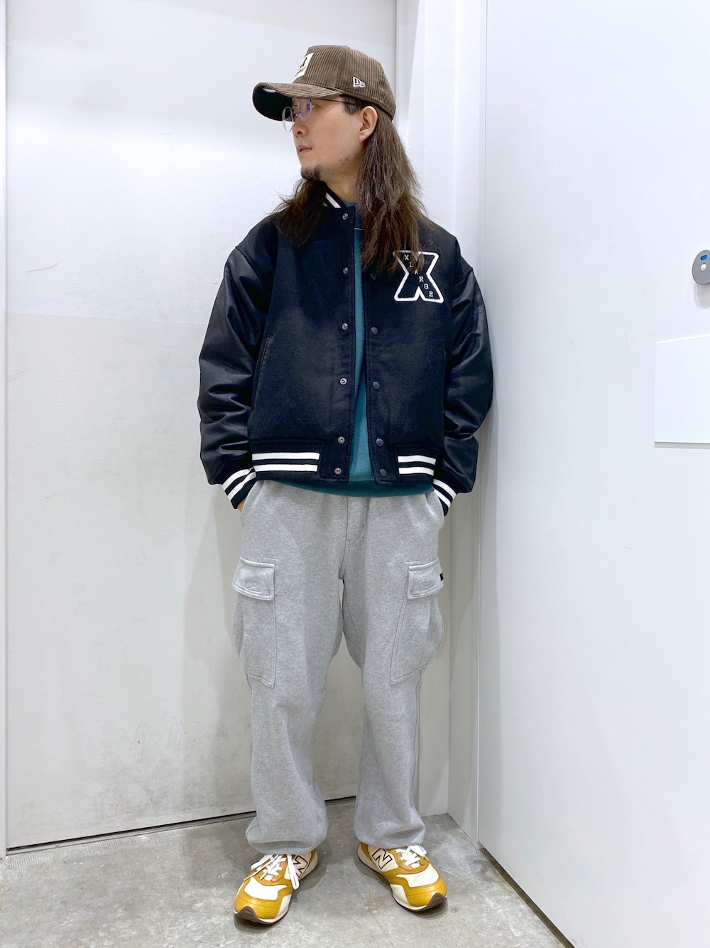 「XLARGE、エクストララージ、Champion、ストリート」｜「XLARGEのOG VARSITY JACKET（スタジャン、ブラック系）」を使った、小川 礼偉さん（メンズ・170cm）の秋コーディネートの1枚目の写真