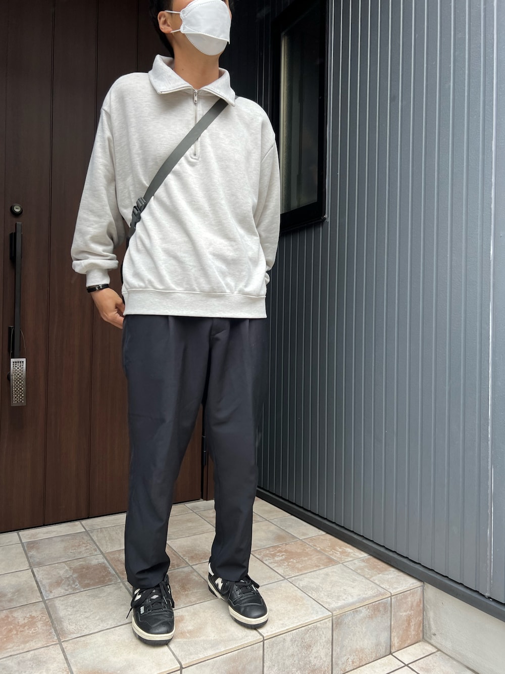 「休日コーデ、シンプル、シンプルコーデ、モノトーン、モノトーンコーデ、スニーカー」｜「EMMA CLOTHESのオーバーサイズ ビッグカラー ハーフジップ プルオーバースウェット EMMA CLOTHES（スウェット、グレー系）」を使った、zanesan..さん（メンズ・171cm）の春コーディネートの1枚目の写真
