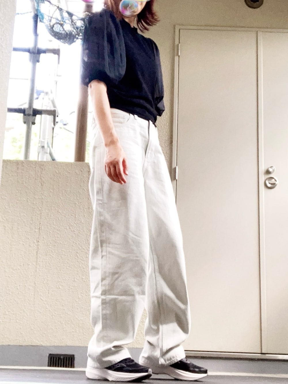 「プチプラ、ワイドパンツ、シンプルコーデ、大人女子、デニム、おしゃれさんと繋がりたい」｜「UNIQLOのアイテム（デニムパンツ、ホワイト系）」を使った、ラムちゃんさん（レディース・167cm）の夏コーディネートの1枚目の写真